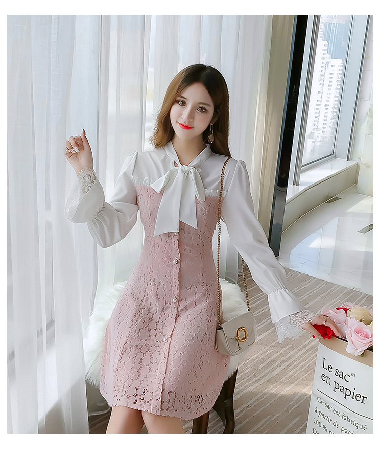 ชุดเดรสสั้นผ้าลูกไม้สีชมพูต่อผ้าโพลีเอสเตอร์สีขาวตัวเสื้อ คอผูกโบว์ แขนยาว ชุดทรงปล่อย สวยน่ารัก