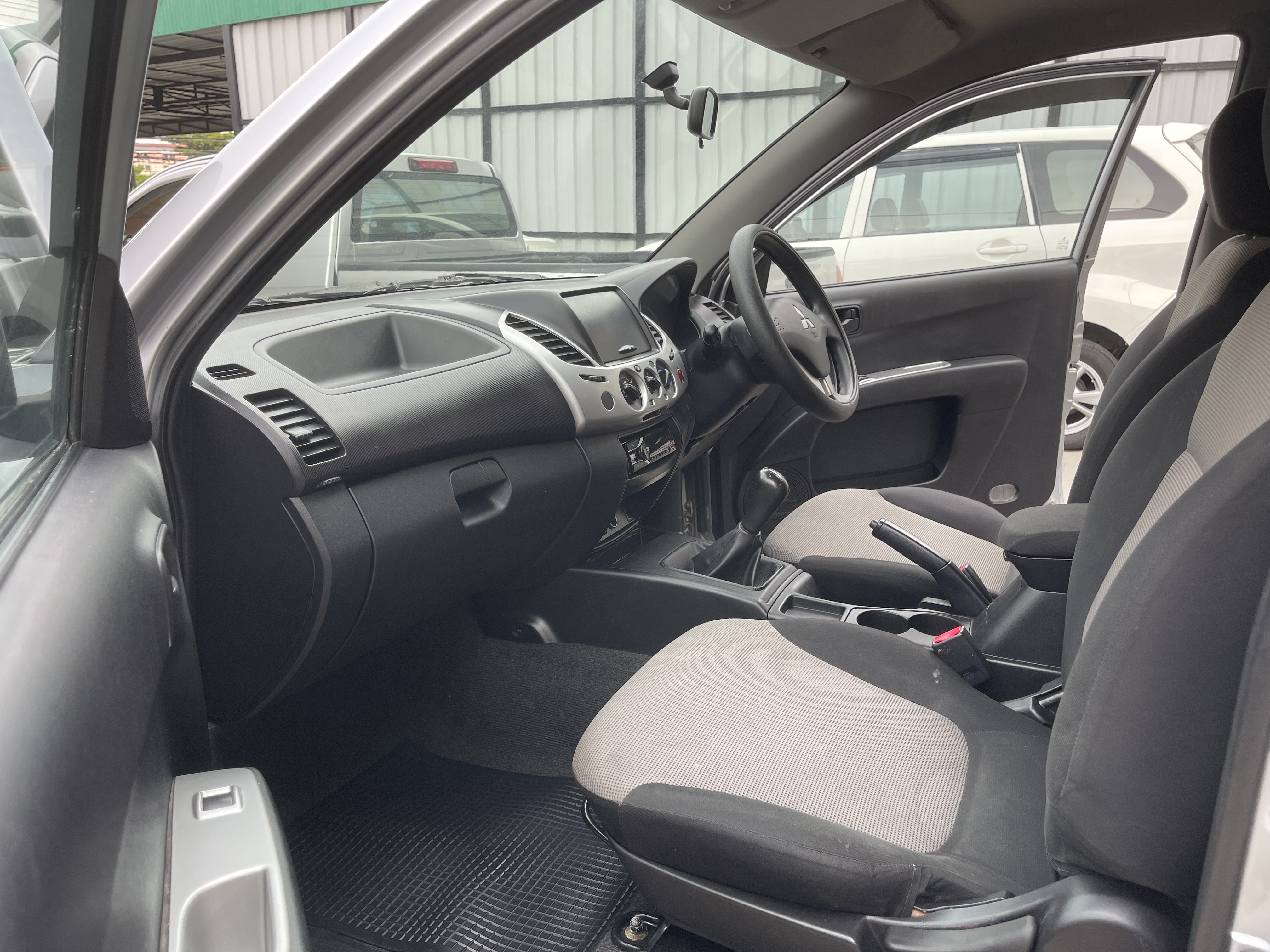 Mitsubishi Triton Cab 2.5 GLX 2014 เงิน
