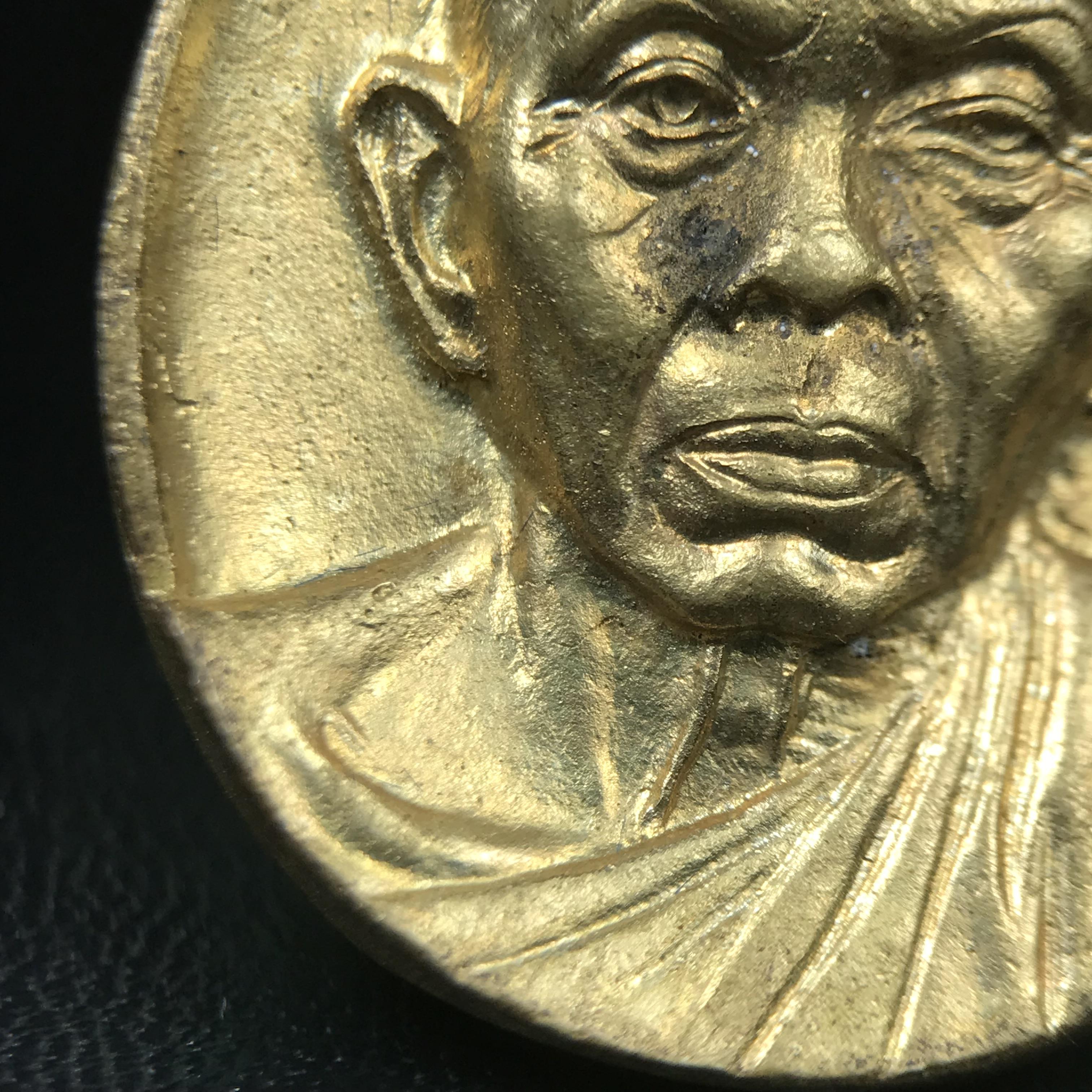 เหรียญรูปเหมือนพระญาณวิทยาคมเถร (หลวงพ่อคูณ ปริสุทโธ)ชุดกาญจนาภิเษกครองราชย์ครบ 50 ปี วัดบวรนิเวศวิหาร ปี พ.ศ. 2538 เนื้อบรอนซ์ทอง(จัดสร้างได้เหมือนหลวงพ่อคูณมาก มีรายละเอียดและความคมชัดสูง ลูกศิษย์ท่านไม่ควรพลาด วิจิตรศิลป์และพุทธศิลป์งดงาม)พิธีใหญ่