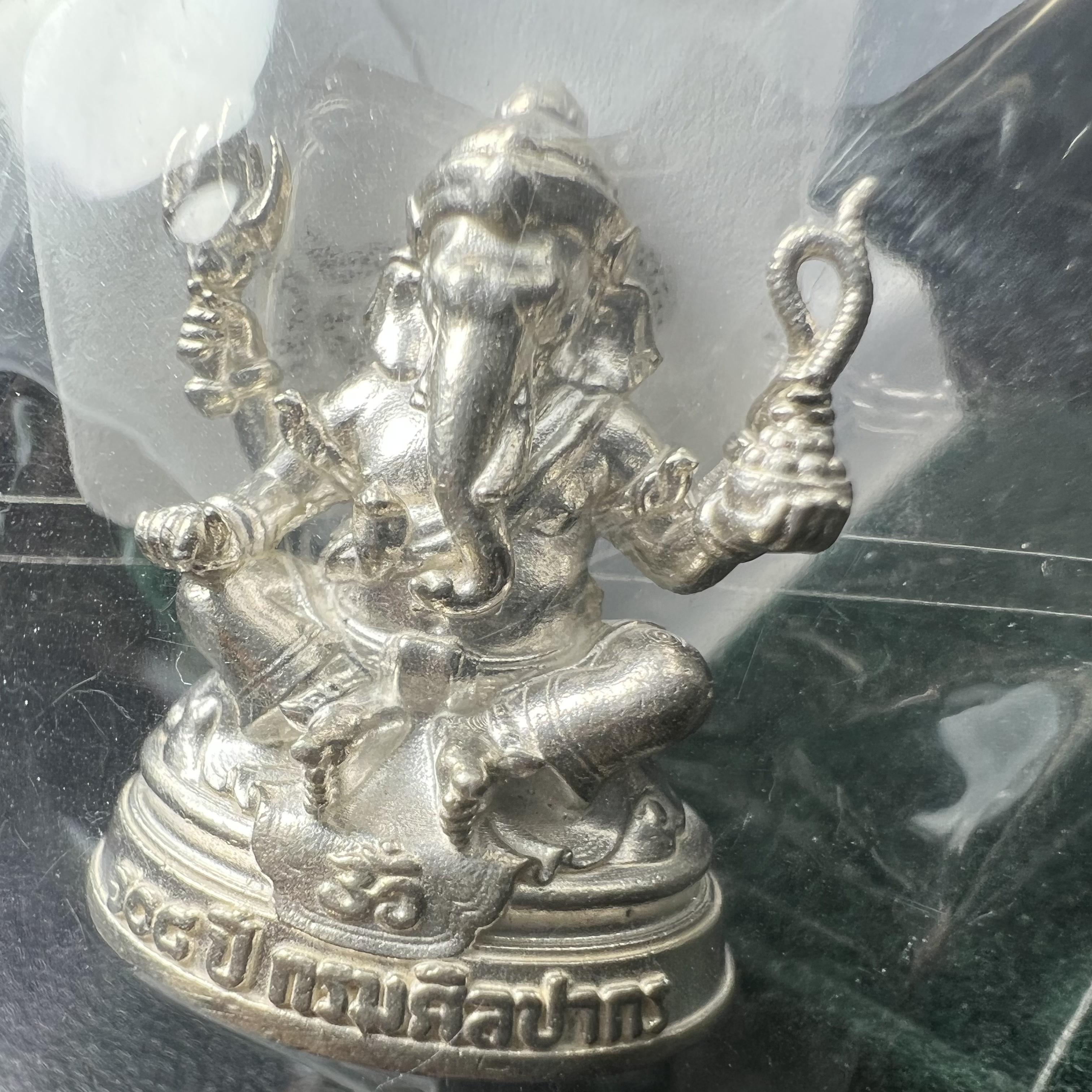 พระพิฆเนศวร รุ่น 108 ปี แห่งการสถาปนากรมศิลปากร ปี 2562 เนื้อเงิน ขนาดลอยองค์ หน้าตัก 1/2 นิ้ว(ขนาดประมาณ 1.8 x 2.1 ซม.)(พิธีใหญ่ มวลสารดี)(มีโค๊ดและหมายเลขกำกับเลข)1 ใน 1999 องค์