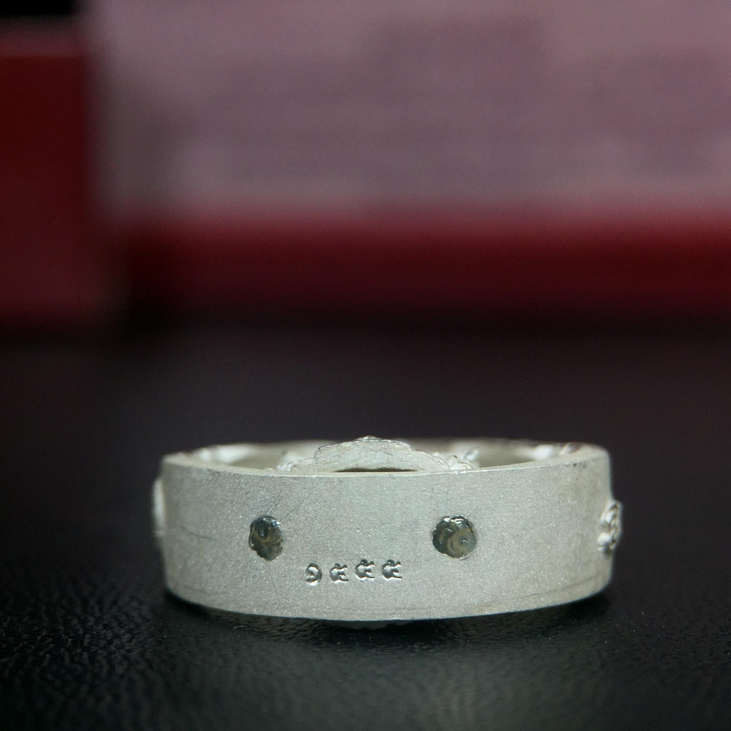 พระแก้วมรกต ภปร.(รุ่นแรก) ปี2545 รุ่นฉลองกรุงรัตนโกสินทร์ครบ 220 ปี พิมพ์ลอยองค์ทรงหยดน้ำ เนื้อเงินบริสุทธิ์ 92.5% ขนาด 18*27 มม. พร้อมกล่องบรรจุเดิม สวยครบสมบูรณ์(องค์หมายเลขสวย 1555)