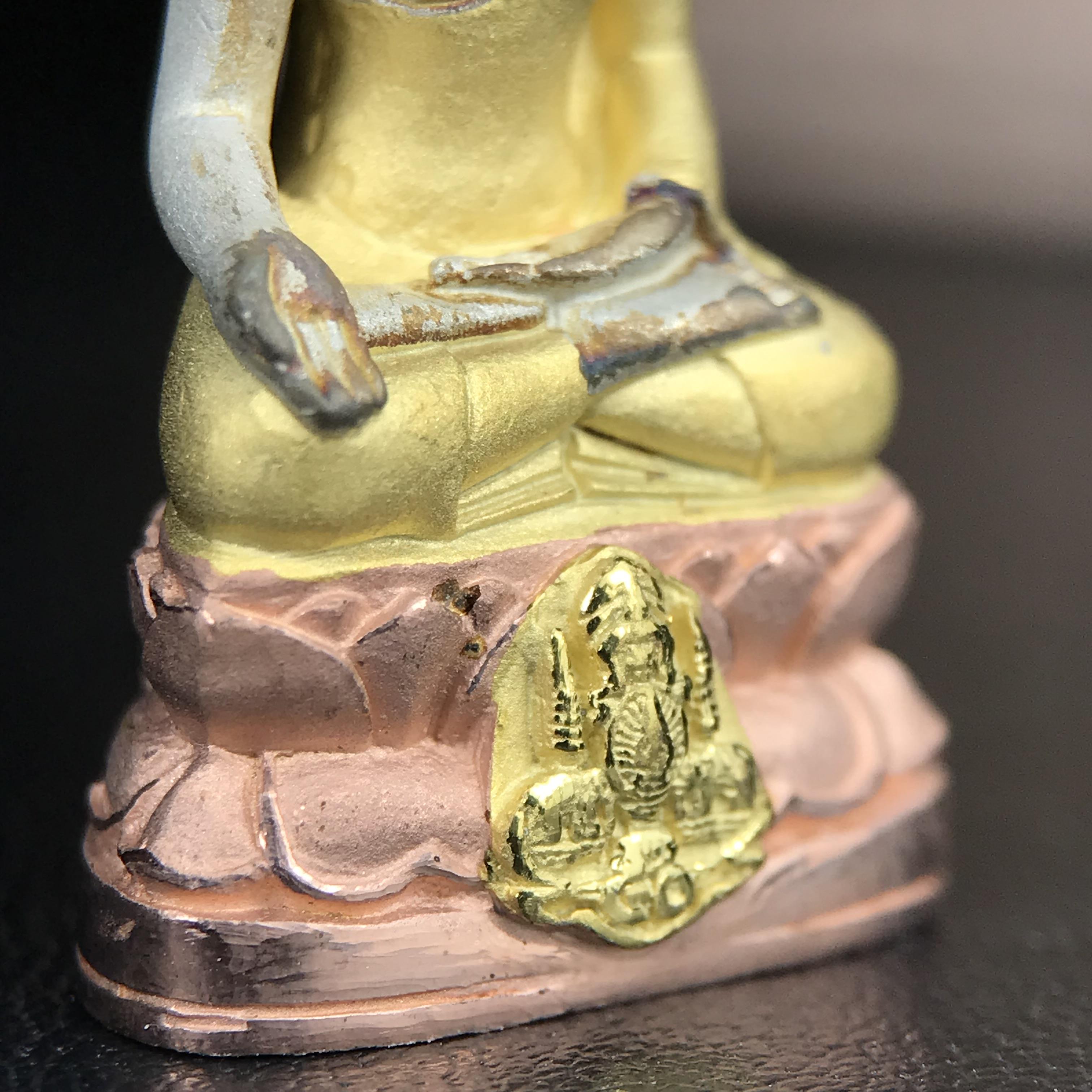 พระกริ่งไพรีพินาศ ตรากาญจนาภิเษกครองสิริราชสมบัติครบ 50 ปี รัชกาลที่9 ปี2540 เนื้อเงินสามกษัตริย์(ผิวเดิมสวย ครบ สมบูรณ์)พร้อมกล่องบรรจุเดิมครบ ชุดพระราชทาน(หายาก)(เข้มขลังทรงอานุภาพยิ่งใหญ่กำราบศัตรูพ่ายสิ้น พระไพรีพินาศ)(หายากพบเจอได้น้อยมาก)1ใน 539องค์