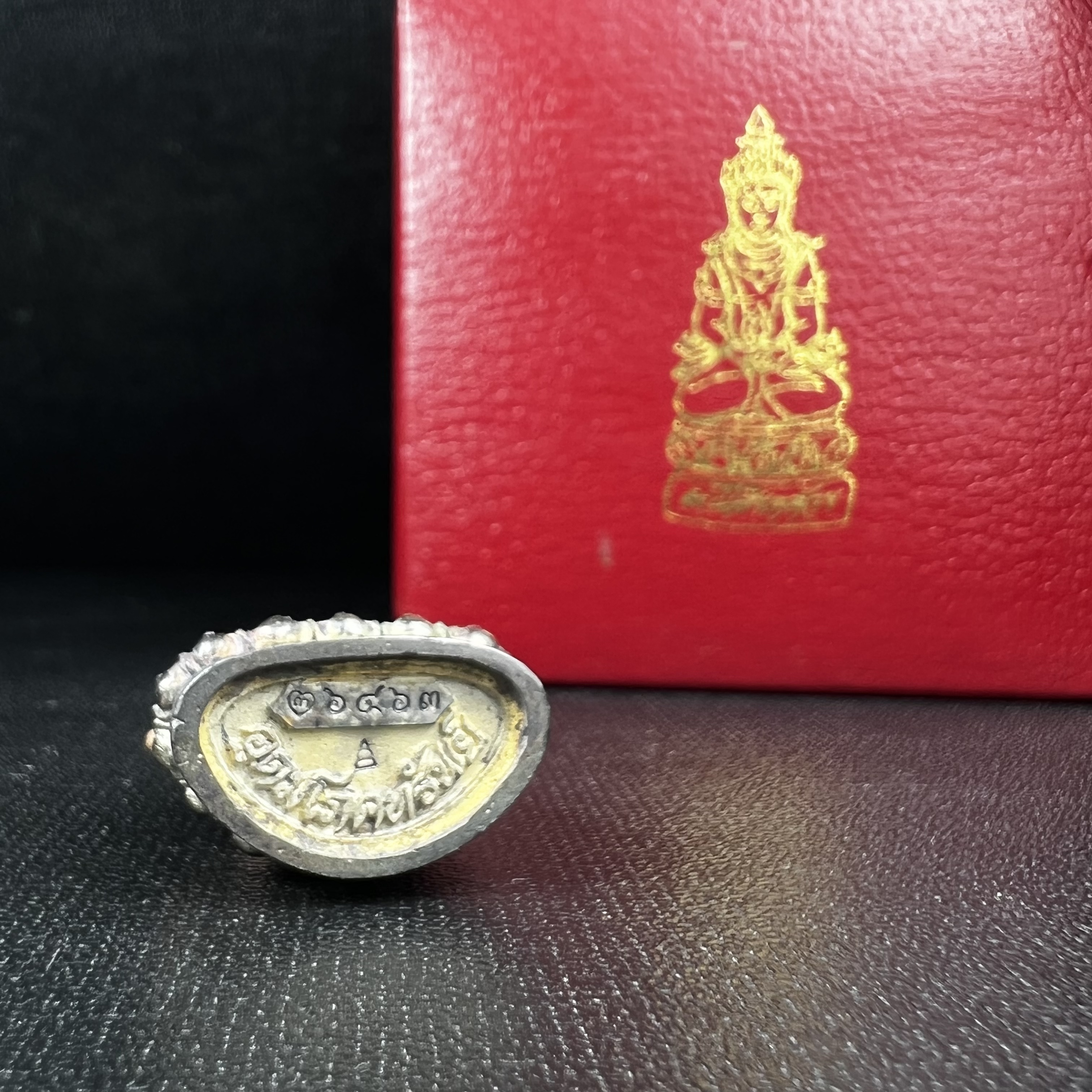 พระกริ่งอวโลกิเตศวร ( เจ้าแม่กวนอิม ) วัดโพธิ์แมนคุณาราม เนื้อเงิน 3 กษัตริย์ พ่นทราย(ผิวเดิม ขึ้นสีรุ้งธรรมชาติ แบบนิยม เสน่ห์ของพระเนื้อเงิน) รุ่นอุดมโภคทรัพย์ พ.ศ.2539(อีกหนึ่งรุ่นยอดนิยม พุทธศิลป์สวยงดงาม)