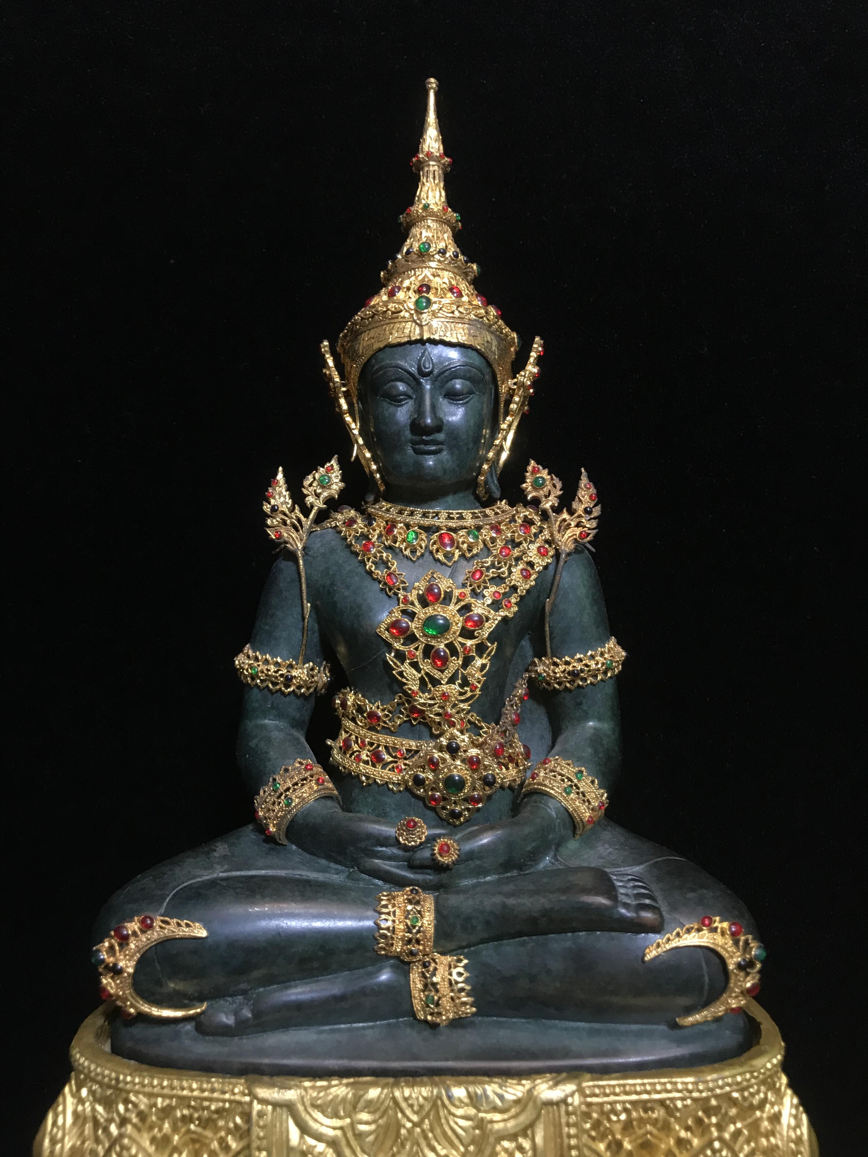 พระพุทธมหามณีรัตนปฏิมากร จำลอง (พระแก้วมรกต) ขนาดบูชาหน้าตัก 5 นิ้ว ตราสัญลักษณ์ ภ.ป.ร. รุ่นแรก ปี2547 เนื้อนวโลหะเคลือบสีเขียว(เครื่องทรงนวโลหะชุบทอง)