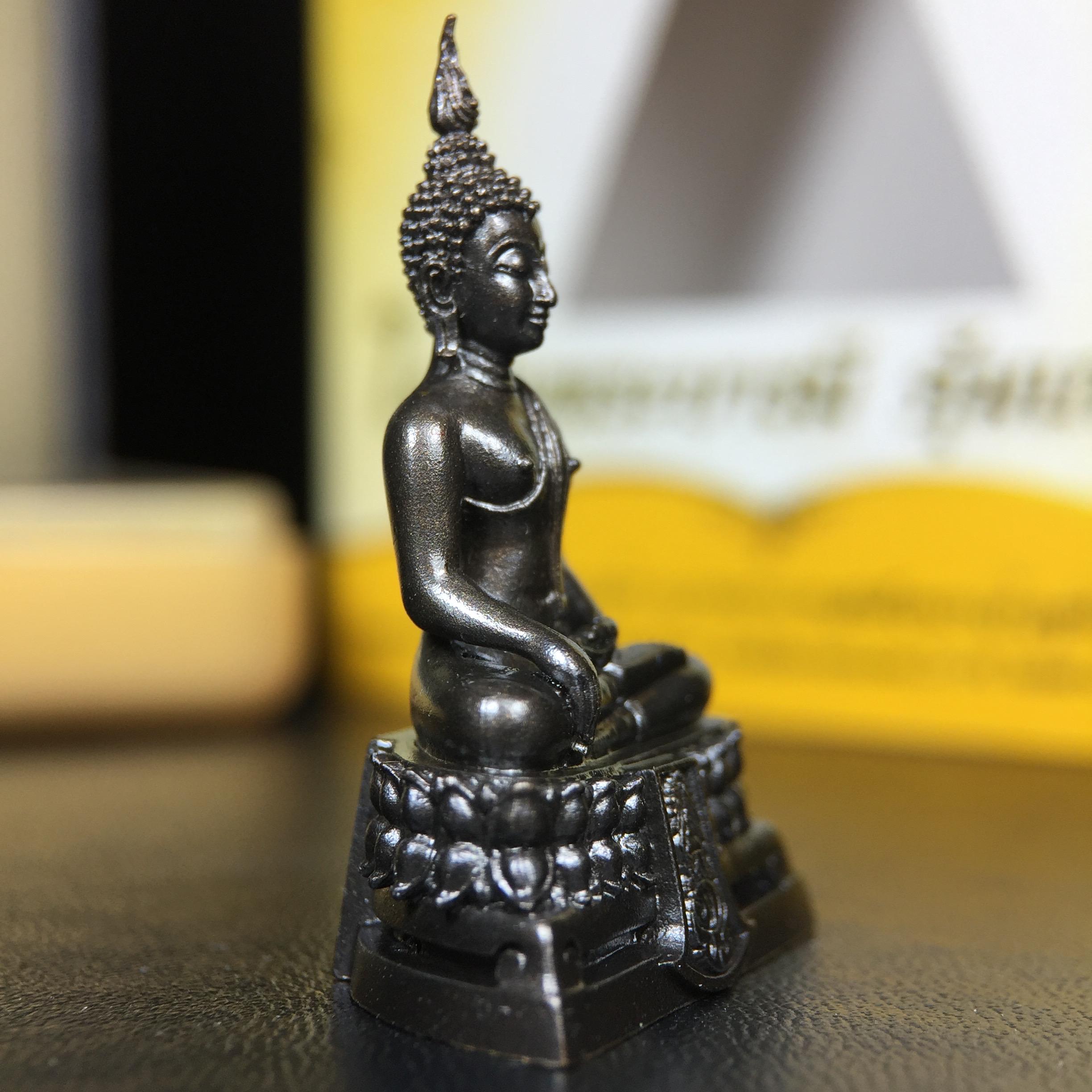 พระพุทธรูปคุ้มเกล้าฯ ภปร.(ใต้ร่มพระบารมี คุ้มเกล้า) 60ปี โรงพยาบาลภูมิพลฯ พ.ศ.2552 เนื้อนวโลหะ รมดำ(พิมพ์ใหญ่ขนาด 35.5*24 มม.)สภาพสวยเดิมพร้อมกล่องบรรจุเดิม ตอกโค๊ดหมายเลขกำกับ