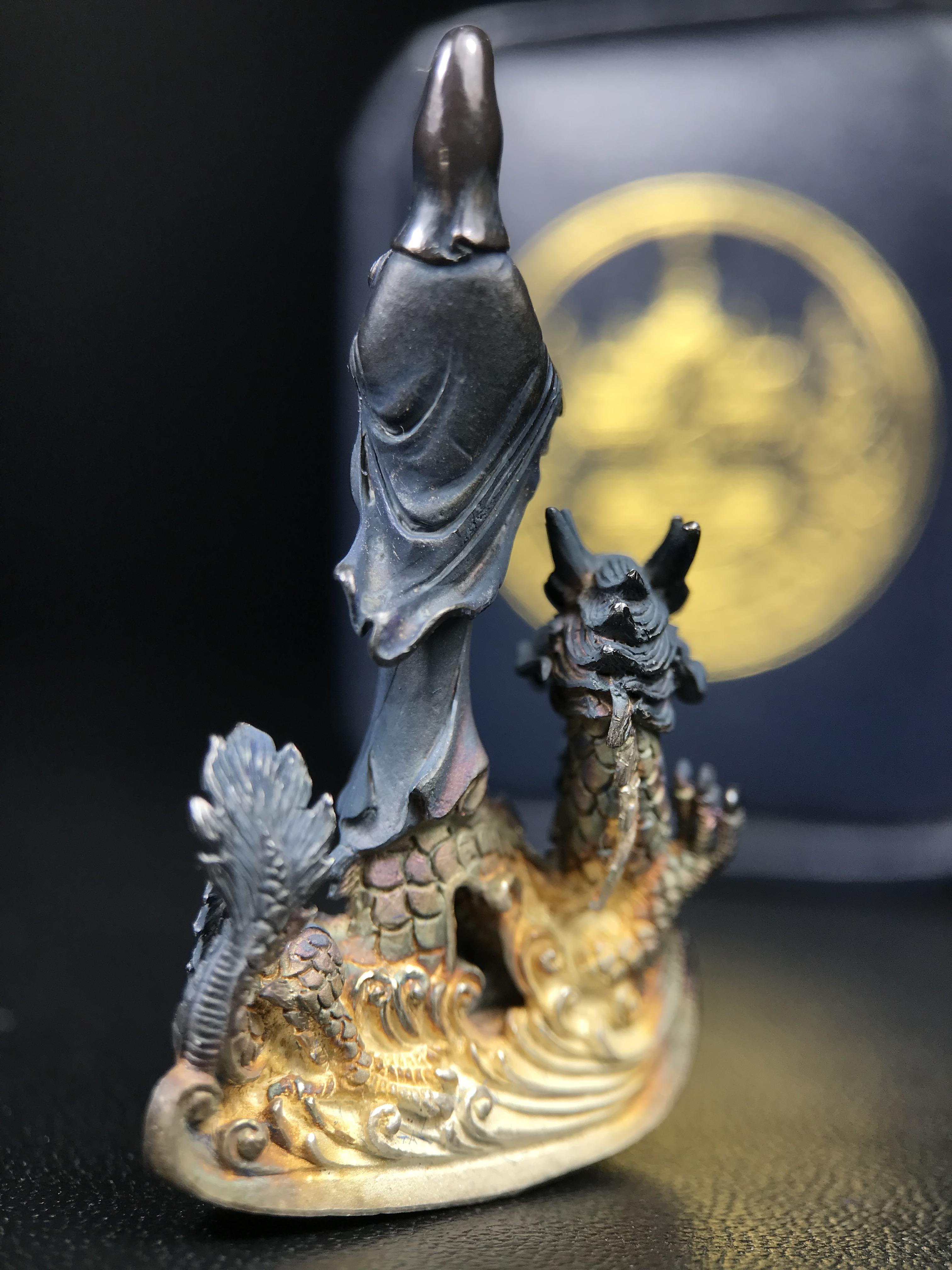 รูปหล่อลอยองค์พระโพธิสัตว์กวนอิม ทรงประทับมังกร จ.ระนอง ปี 2539 เนื้อเงิน พิมพ์ใหญ่(ผิวกลับดำทูโทนเข้มขลังสวยงามมีเสน่ห์)(สภาพผิวเดิม)(เสน่ห์พระเนื้อเงินสีสันที่ธรรมชาติสรรค์สร้าง)เฉลิมฉลองในวโรกาสที่พระบาทสมเด็จพระเจ้าอยู่หัวทรงครองสิริราชสมบัติครบ50ปี