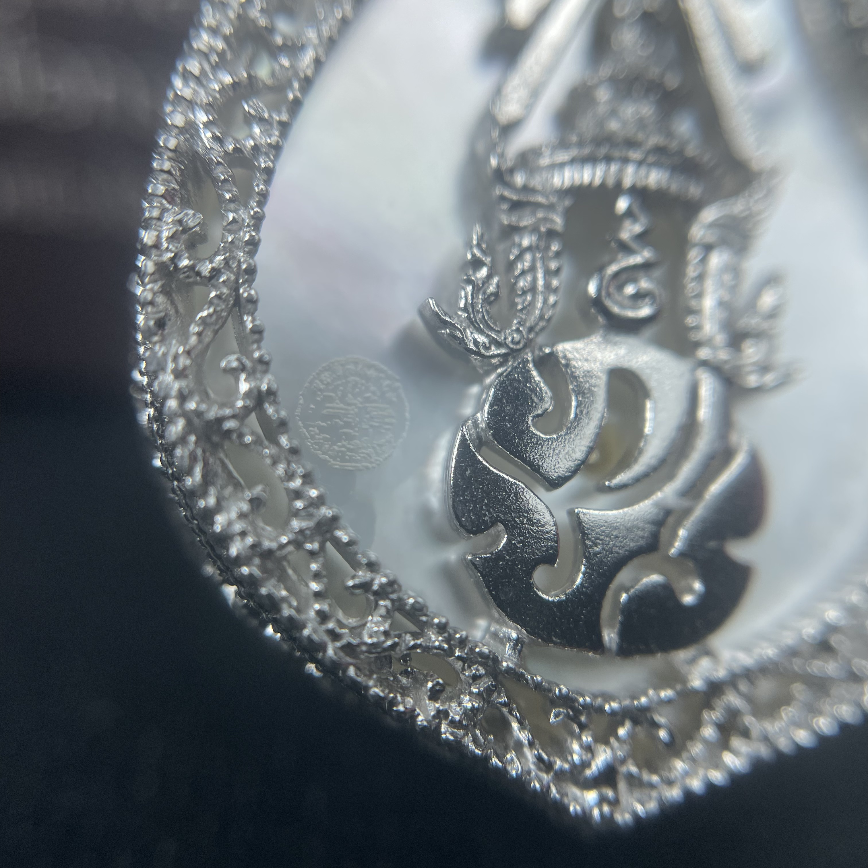 พระพุทธชินราช ภปร. โครงการ "เพราะแผ่นดินนี้ คือ แผ่นดินเกิด" ปี2548(รุ่นแรก) เหรียญทรงเสมา ขนาด 21 x 29 มม.เนื้อเงินสามกษัตริย์ องค์พระชุบสามกษัตริย์ ล้อมด้วยกรอบเงินชุบทองคำขาวสลักเสลาเป็นลวดลายละเอียดอ่อน ส่วนพื้นองค์พระเป็นเปลือกหอยมุขงดงาม