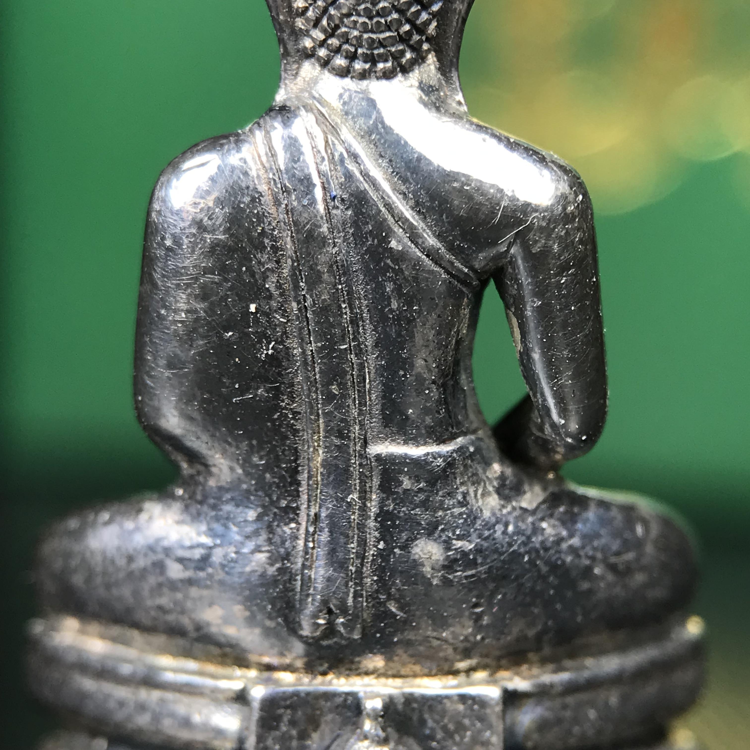 พระพุทธโสธร รุ่น กศก. 120 ปี เนื่องในโอกาสครบ 120 ปี กรมศุลกากร กระทรวงการคลัง จัดสร้าง ปี 2537 เนื้อเงินบริสุทธิ์ 99.9% ผิวขัดเงาลงดำ(เข้มขลัง)(งานบริษัท แพรนด้า จิวเวลรี่)สวยงดงาม ทรงคุณค่า