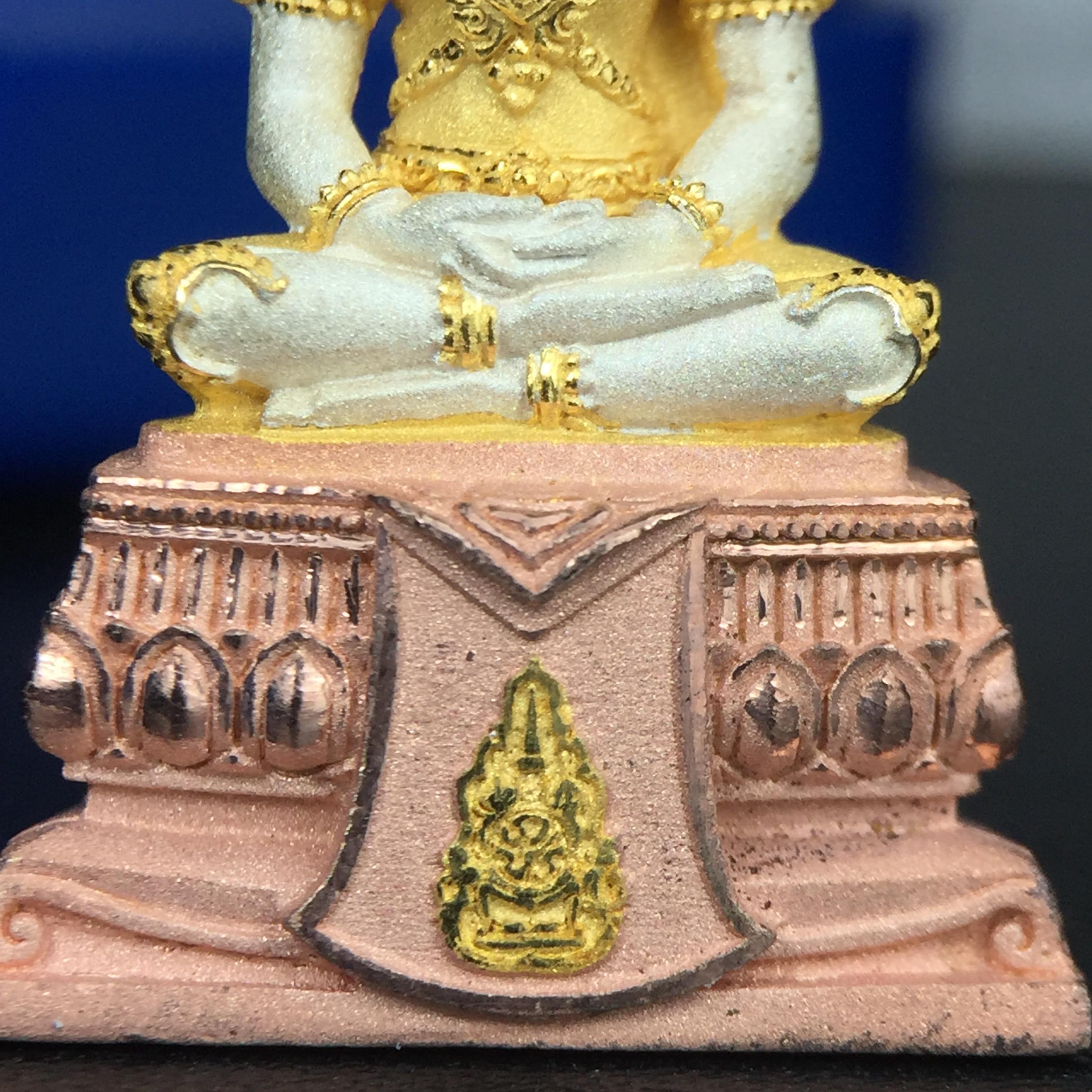 พระแก้วมรกต(จำลอง)ลอยองค์ ขนาดหน้าตัก 1/2 นิ้ว ทรงเครื่องฤดูร้อน เนื้อเงินสามกษัตริย์ ตราสัญลักษณ์ฉลองสิริราชสมบัติ ครบ 60 ปี พ.ศ.2549(สภาพสวย ครบ สมบูรณ์)