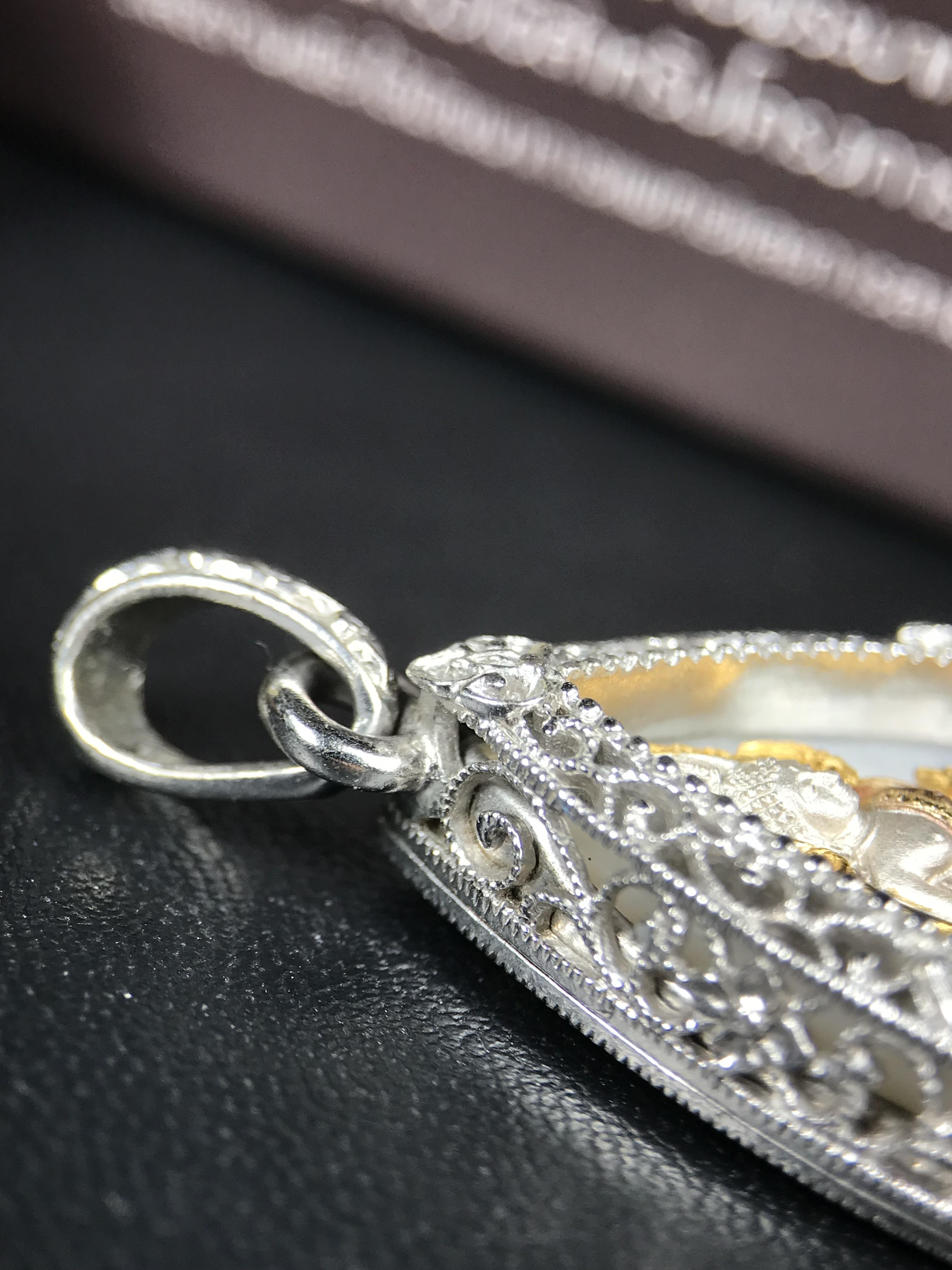 พระพุทธชินราช ภปร. โครงการ "เพราะแผ่นดินนี้ คือ แผ่นดินเกิด" ปี 2548(รุ่นแรก) เหรียญทรงใบโพธิ์ ขนาด 21 x 29 มม. เนื้อเงินสามกษัตริย์ องค์พระชุบสามกษัตริย์ ล้อมด้วยกรอบเงินชุบทองคำขาวสลักเสลาเป็นลวดลายละเอียดอ่อน ส่วนพื้นองค์พระเป็นเปลือกหอยมุข