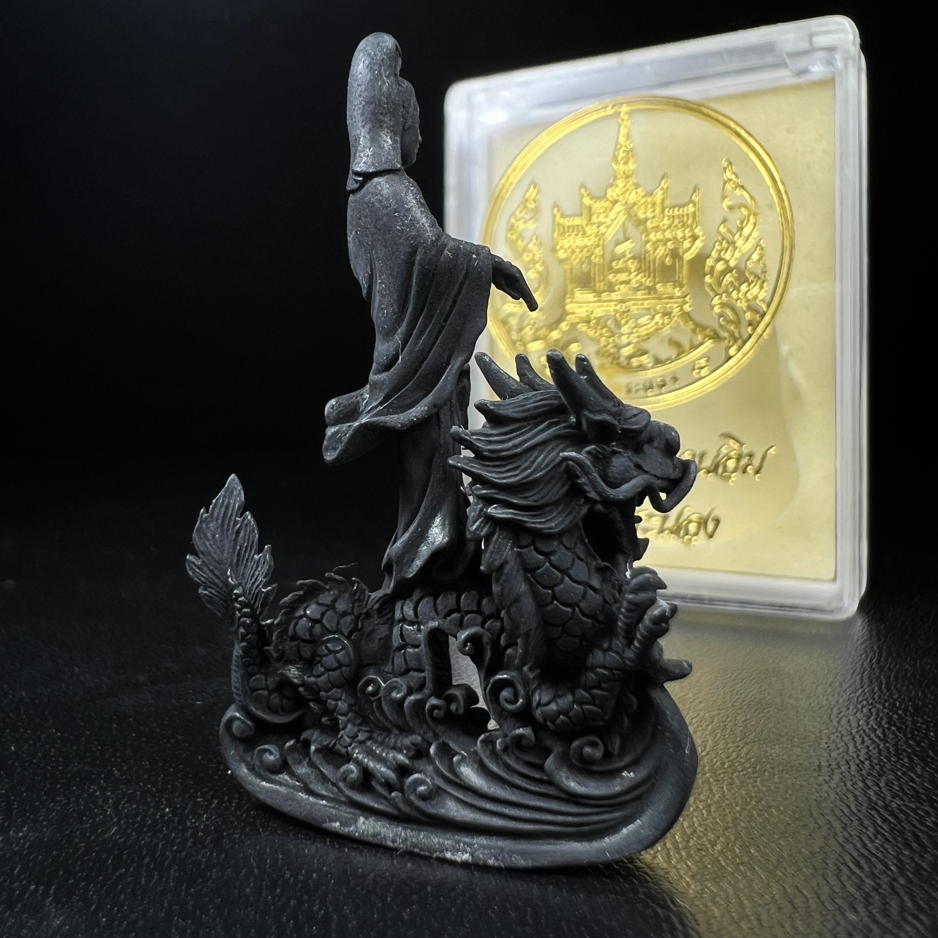 รูปหล่อลอยองค์พระโพธิสัตว์กวนอิม ทรงประทับมังกร จ.ระนอง พ.ศ.2539 เนื้อนวโลหะ พิมพ์ใหญ่(สวยงดงาม เข้มขลัง ทรงคุณค่า) เฉลิมฉลองในวโรกาสที่พระบาทสมเด็จพระเจ้าอยู่หัวทรงครองสิริราชสมบัติครบ 50 ปี(องค์หมายเลข๘๓๑๔)