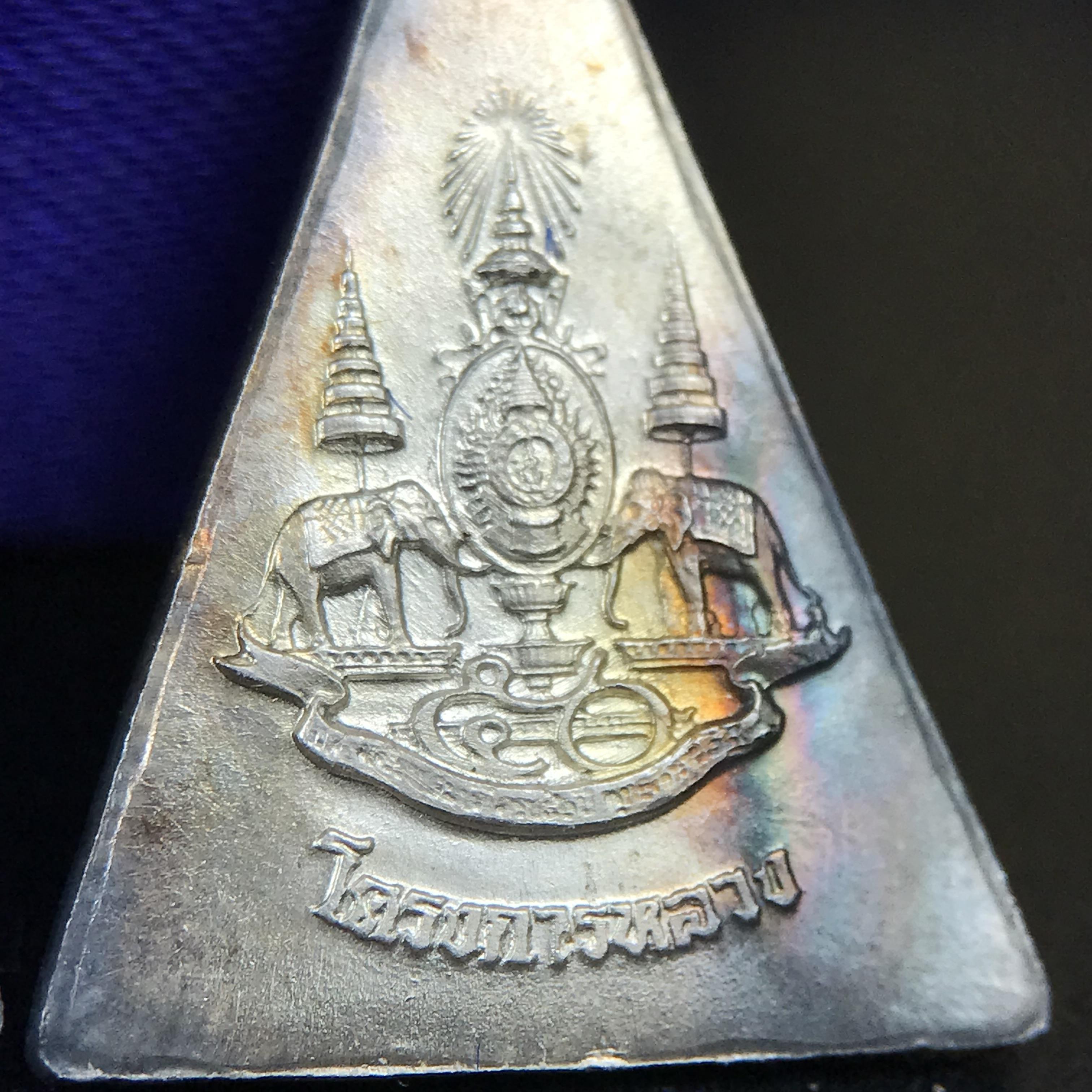 พระพุทธนวราชบพิตร พระพิมพ์จิตรลดา โครงการหลวง ปี2539 (พิมพ์ใหญ่+พิมพ์เล็ก) เนื้อเงินผิวเดิมขึ้นสีรุ่ง สวย แบบนิยมพร้อมกล่องบรรจุเดิม พิธีใหญ่ ปลุกเสกวัดพระแก้ว(1ชุด 2 องค์)