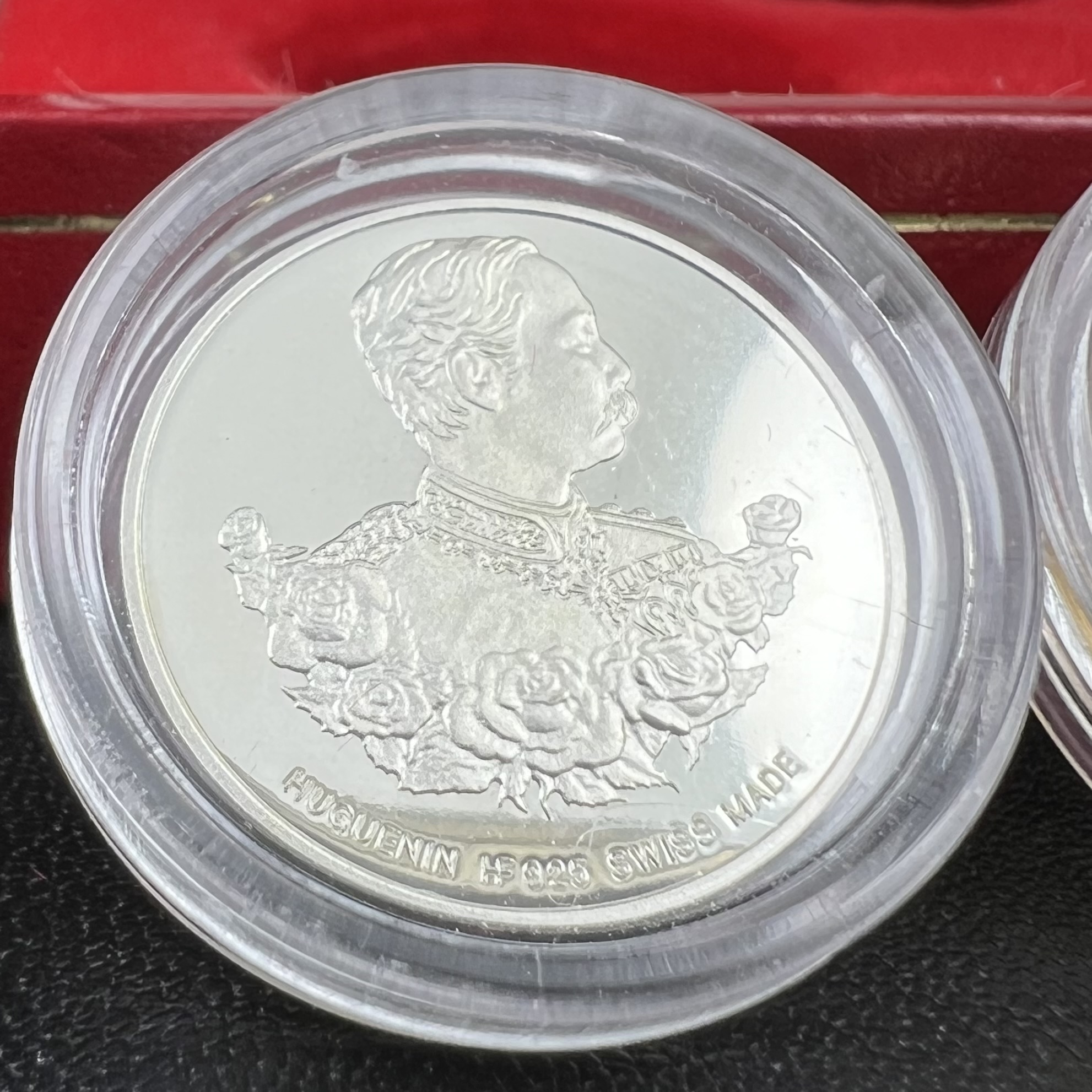 เหรียญพระพุทธโสธร-สมเด็จพระปิยมหาราช รุ่นกาญจนาภิเษก วัดสุทัศน์เทพวราราม ปี2538 ครบชุดสามกษัตริย์ 1 ชุดมี 3 เนื้อ (เงินขัดเงา+กะไหล่ทองขัดเงา+ทองแดงบริสุทธิ์ขัดเงา) ขนาด 19 มม. ครบชุดพิมพ์เล็กหมายเลขเดียวกันพร้อมกล่องและใบรับรองเดิม(1ใน 1000 ชุด หายากมาก)