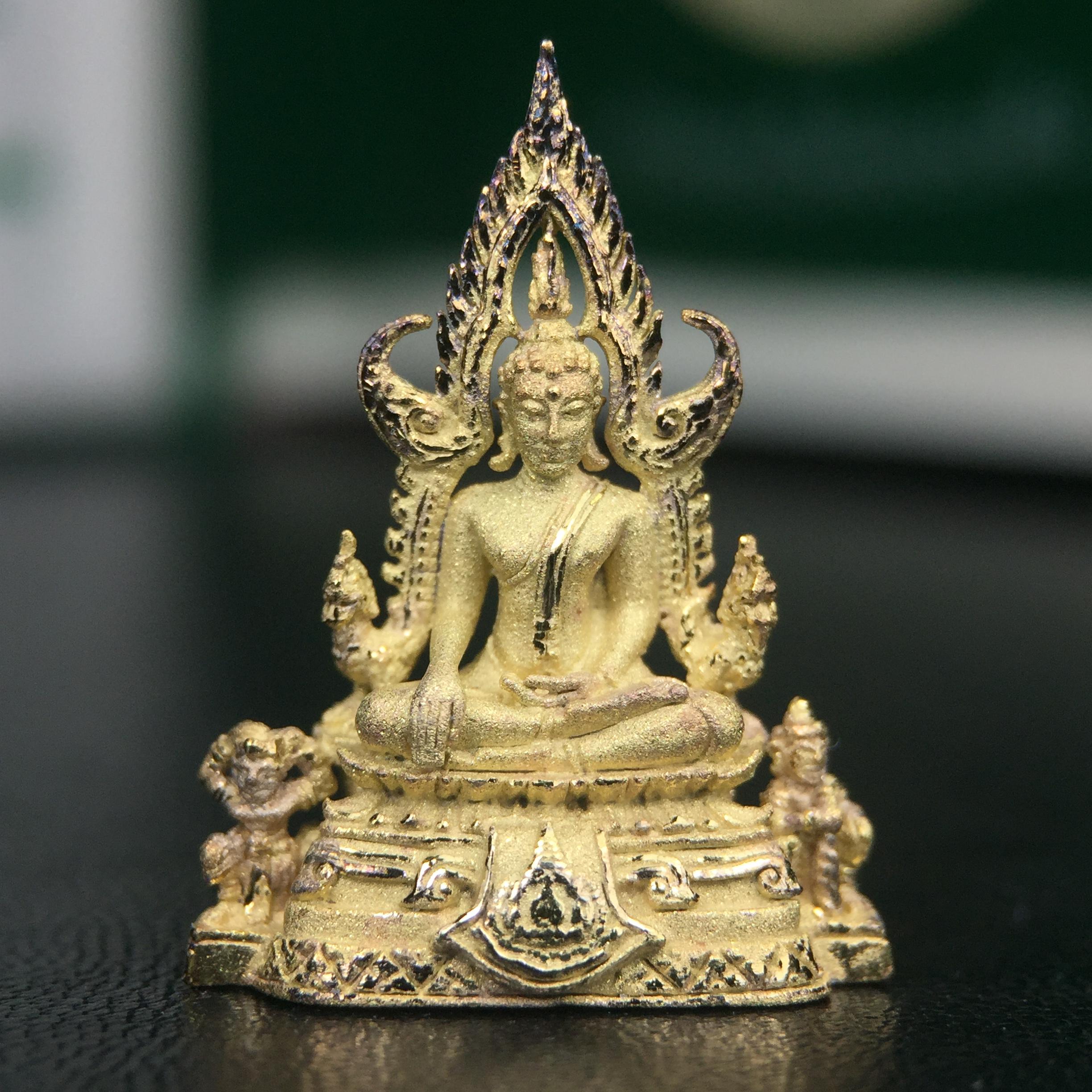 พระพุทธชินราช ภปร. ในวโรกาสพระราชพิธีมหามงคล เฉลิมพระชนมายุ6รอบ 5ธันวาคม2542 มูลนิธิพิทักษ์ดวงตาประชาชน จัดสร้าง เนื้อเงินบริสุทธิ์ 99.9% แบบชุบทองประกายเพชร 3 ไมครอน พิมพ์กลาง ขนาดสูง 2.4 ซม. พร้อมกล่องบรรจุเดิม