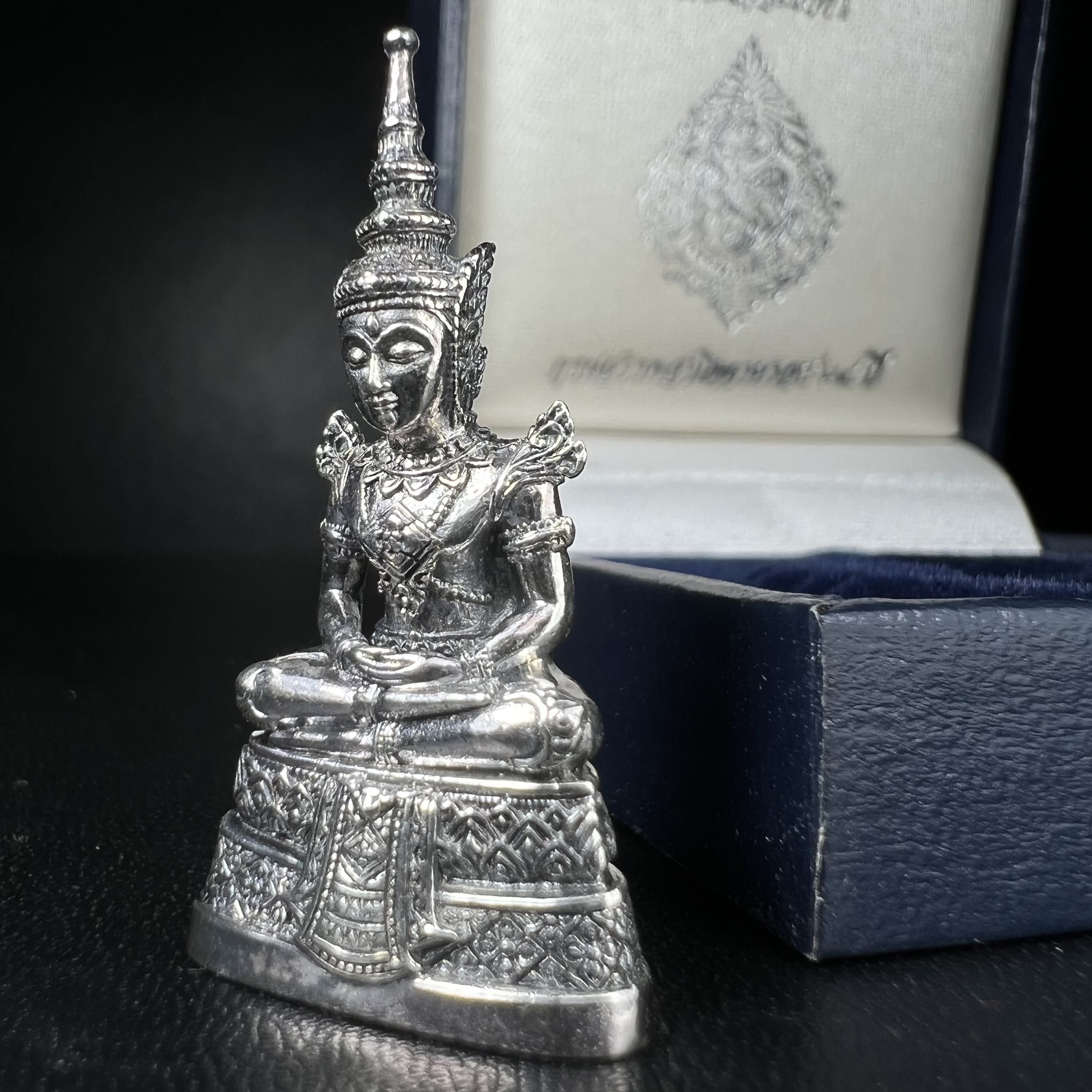 พระแก้วมรกต กรมสรรพสามิตจัดสร้างขึ้นเนื่องในโอกาสครบรอบ 64 ปีของกรมสรรพสามิต และเนื่องในวโรกาสที่พระบาทสมเด็จพระเจ้าอยู่หัวทรงครองราชย์ครบ 50 ปีในปีกาญจนาภิเษก เมื่อ พ.ศ.2539 เนื้อเงินรมดำขัดเงาพร้อมกล่องบรรจุเดิม