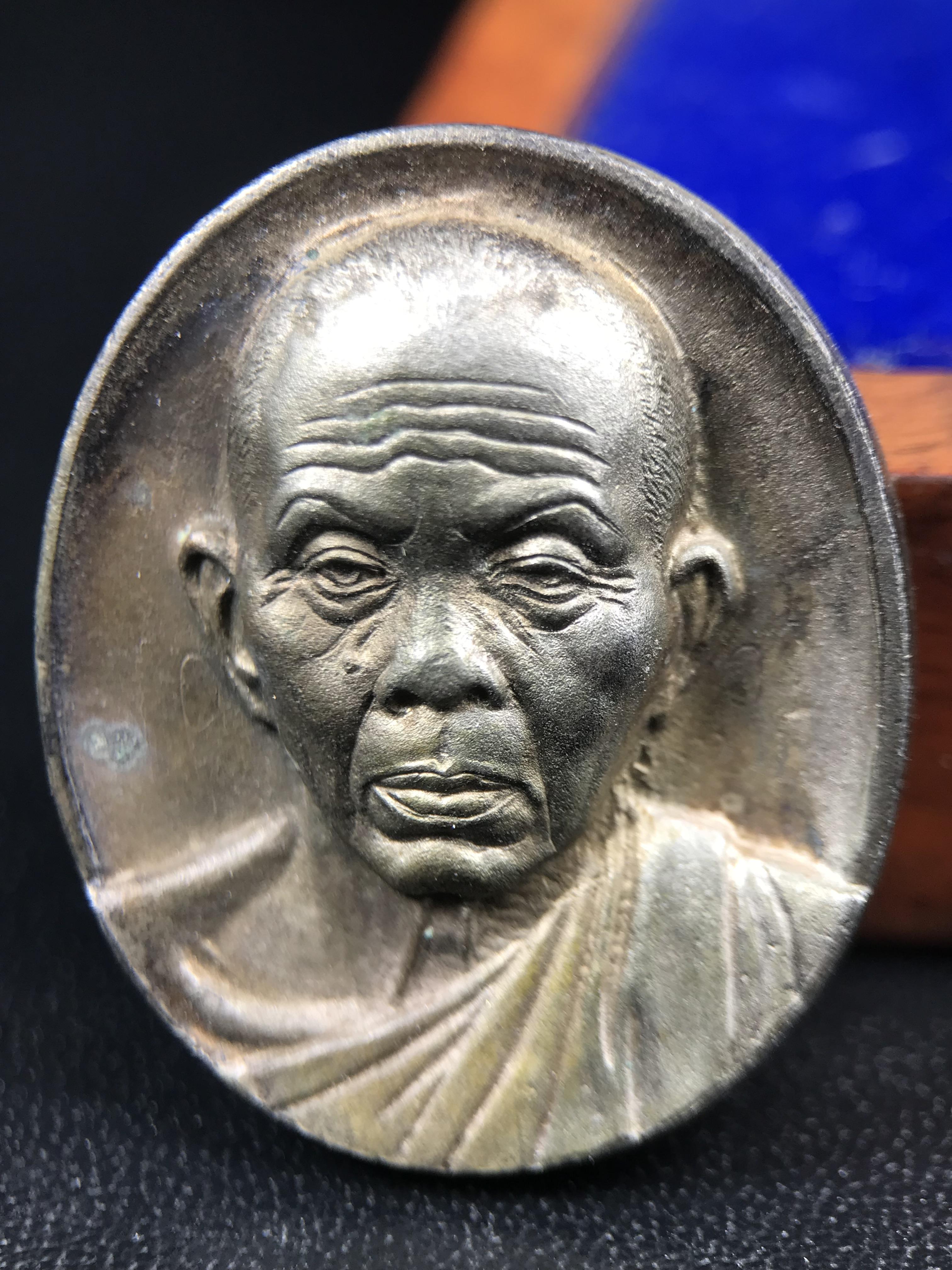 เหรียญรูปเหมือนพระญาณวิทยาคมเถร (หลวงพ่อคูณ ปริสุทโธ)ชุดกาญจนาภิเษกครองราชย์ครบ 50 ปี วัดบวรนิเวศวิหาร ปี 2538 เหรียญหล่อเนื้อนวโลหะ(พิเศษกรรมการมีรอยจาร ตอกโค๊ดหมายเลข ๓๒๗)(หายากพบเจอน้อยมาก)(พร้อมกล่องบรรจุเดิมลายไม้สีน้ำตาลมีตรากาญจนา) พิธีใหญ่