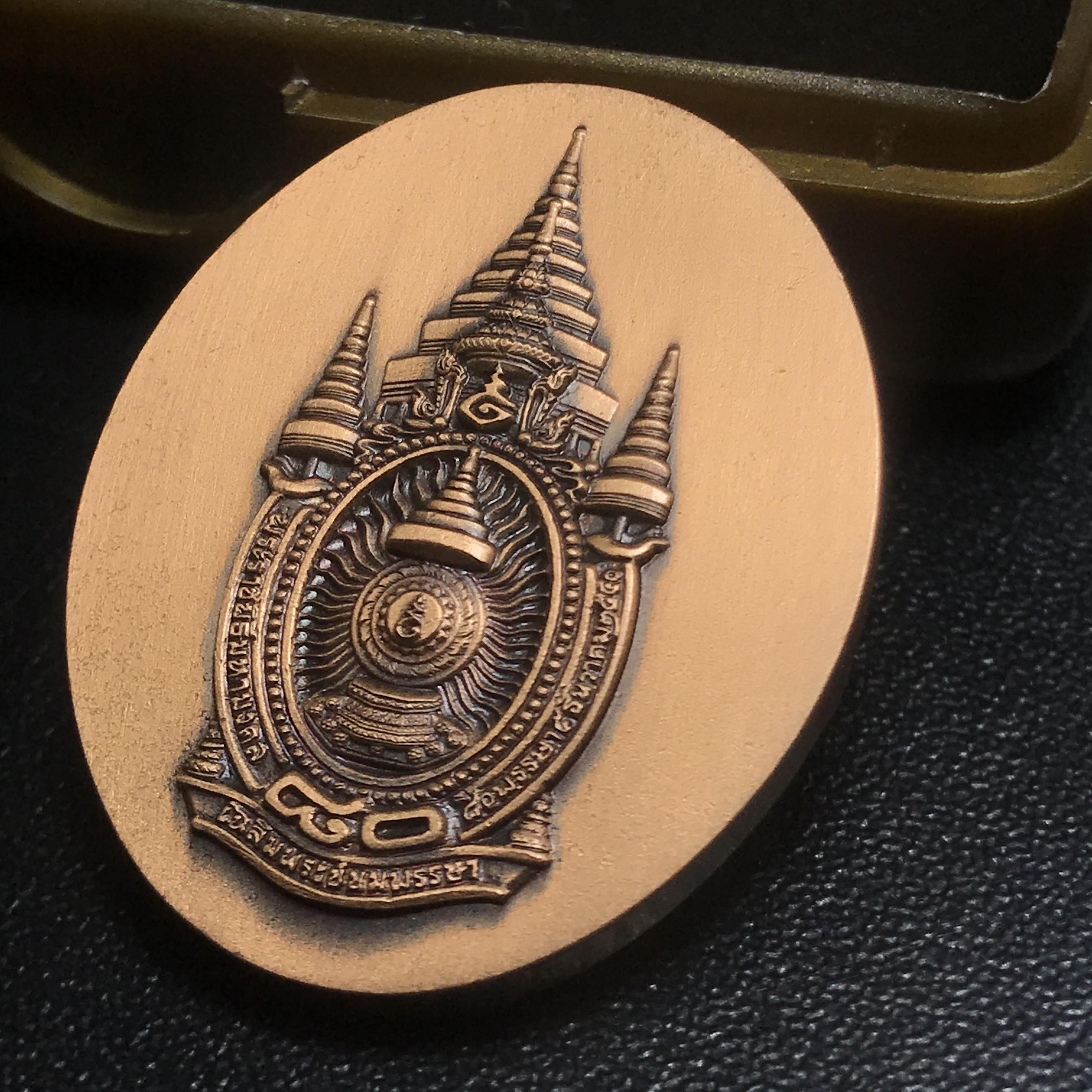 เหรียญรูปหล่อพระบาทสมเด็จพระเจ้าอยู่หัว ในหลวงทรงงาน รุ่นเย็นศิระเพราะพระบริบาล ตราสัญญาลักษณ์ 80 พรรษา พ.ศ.2550 เนื้อทองแดงรมดำ