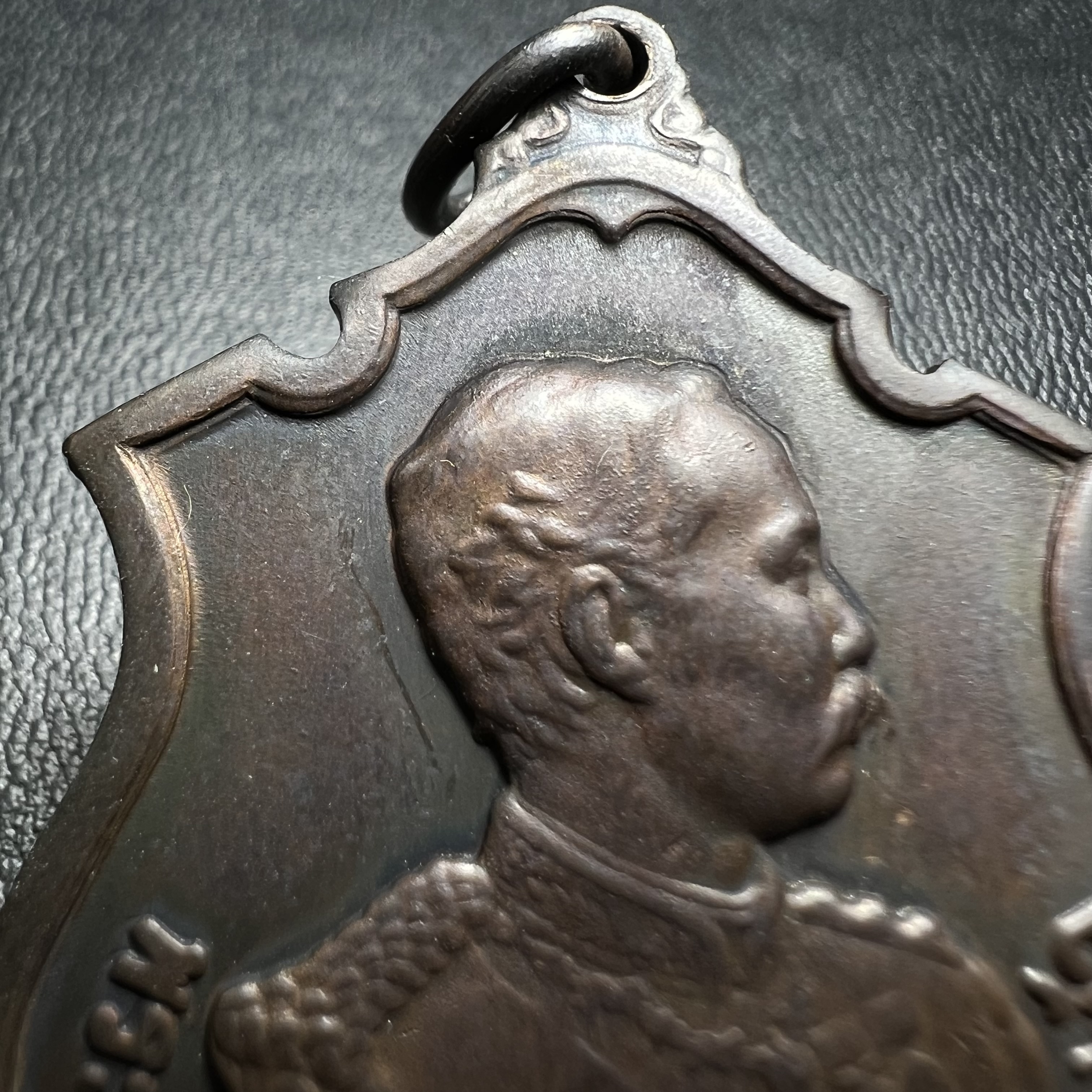 เหรียญรัชกาลที่ 5 ครบรอบ 80 ปี โรงเรียนนายร้อยพระจุลจอมเกล้า ปี2510(รุ่นเเรก) เนื้อทองแดง(คัดสวยสภาพเหรียญสวย สวย แบบนี้ปัจจุบันหายากมากแล้ว)หลวงปู่ทิม , หลวงปู่โต๊ะ และเกจิมีชื่อในยุคต้นปี 2500 หลายรูปร่วมปลุกเสก (พระดี ปีลึก พิธีใหญ่)