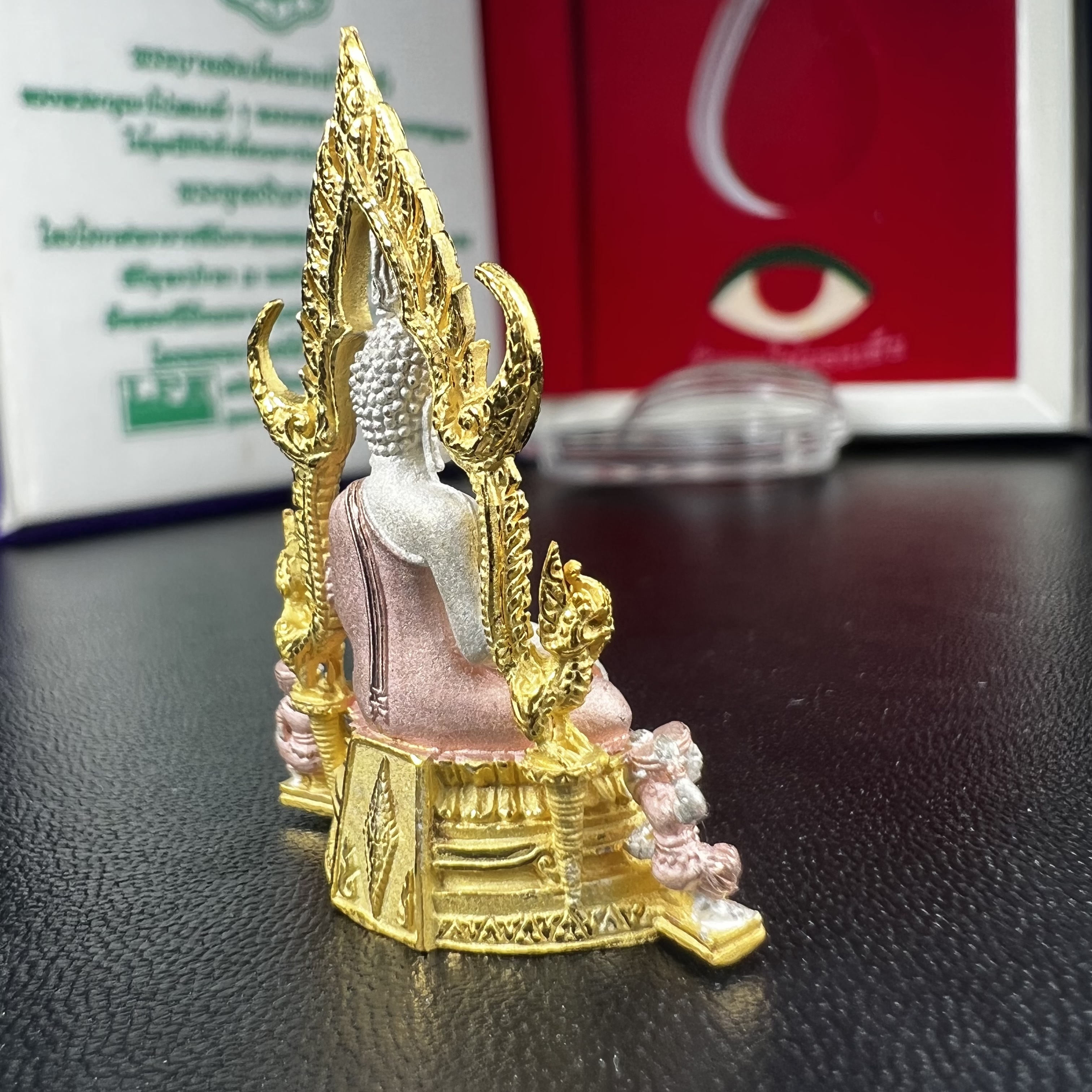 พระพุทธชินราช ภปร. ในวโรกาสพระราชพิธีมหามงคล เฉลิมพระชนมายุ6รอบ 5ธันวาคม2542 มูลนิธิพิทักษ์ดวงตาประชาชน จัดสร้าง เนื้อเงินแบบสามกษัตริย์ขัดเงาบางส่วน พิมพ์ใหญ่ ขนาดสูง 3.4 ซม. พร้อมกล่องบรรจุเดิม