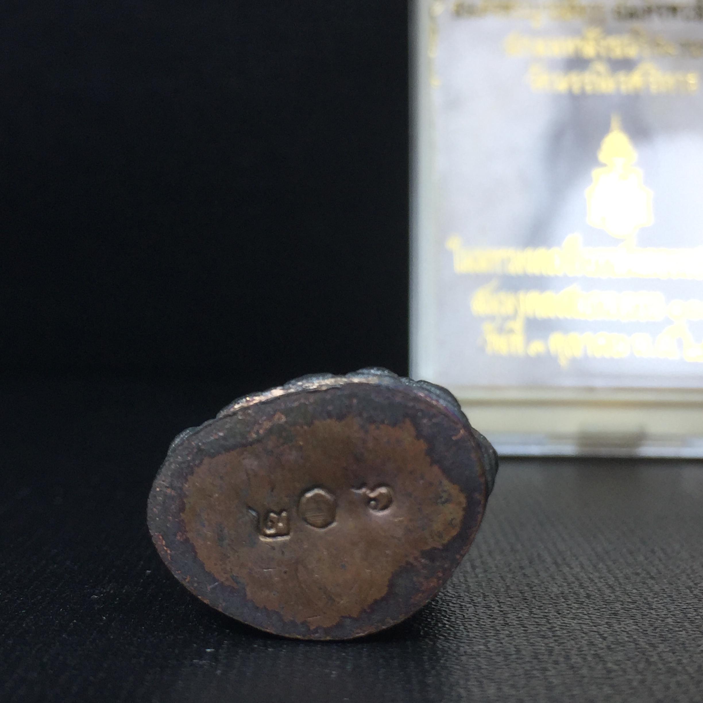 พระกริ่งชินบัญชรฉลองพระชันษา 100 ปี สมเด็จพระญาณสังวร วัดบวรนิเวศวิหาร ปี 2556 เนื้อนวโลหะผสมทองคำก้นทองแดง พิธีใหญ่ มวลสารเด่น นิยม(1 ใน 2556 องค์)