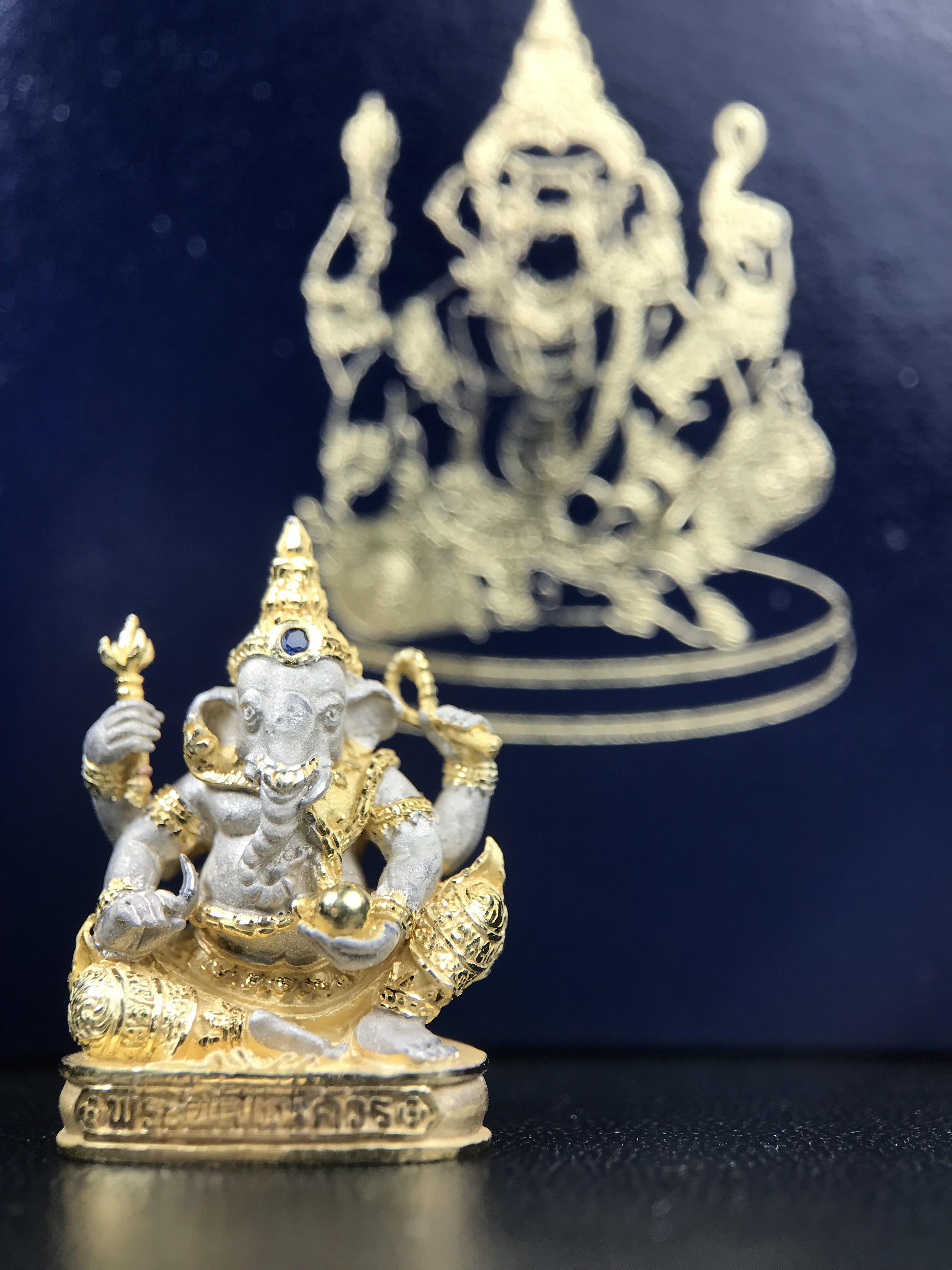 พระพิฆเนศ เทวสถานโบสถ์พราหมณ์ ปี 2539 รูปหล่อลอยองค์พระพิฆเณศวร เนื้อเงินสามกษัตริย์ ฝังพลอยน้ำเงิน(พ่นทรายขัดเงาบางส่วน) พิมพ์ใหญ่ขนาดประมาณ 1.8 * 2.5 ซม. ผลิตโดย บ.แพรนด้า จิวเวลรี่( พิธีใหญ่ พุทธศิลป์งดงาม)อีกหนึ่งรุ่นยอดนิยม (1 ใน 4999 องค์)หายาก