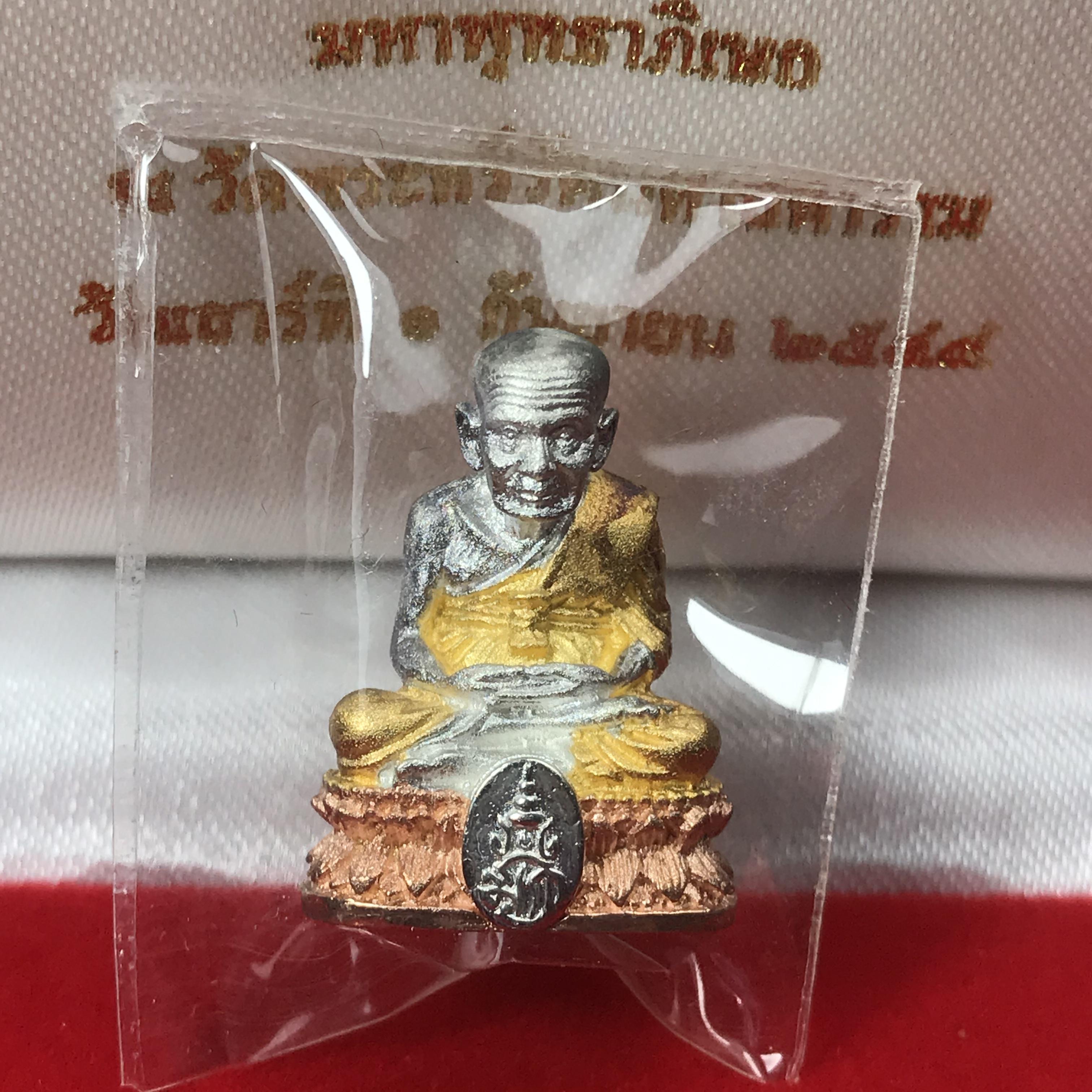 สมเด็จหลวงพ่อทวด วัดช้างให้ ปี2544 รุ่น เฉลิมพระเกียรติ ตราสัญลักษณ์ มวก. พิมพ์ลอยองค์ เนื้อเงินสามกษัตริย์