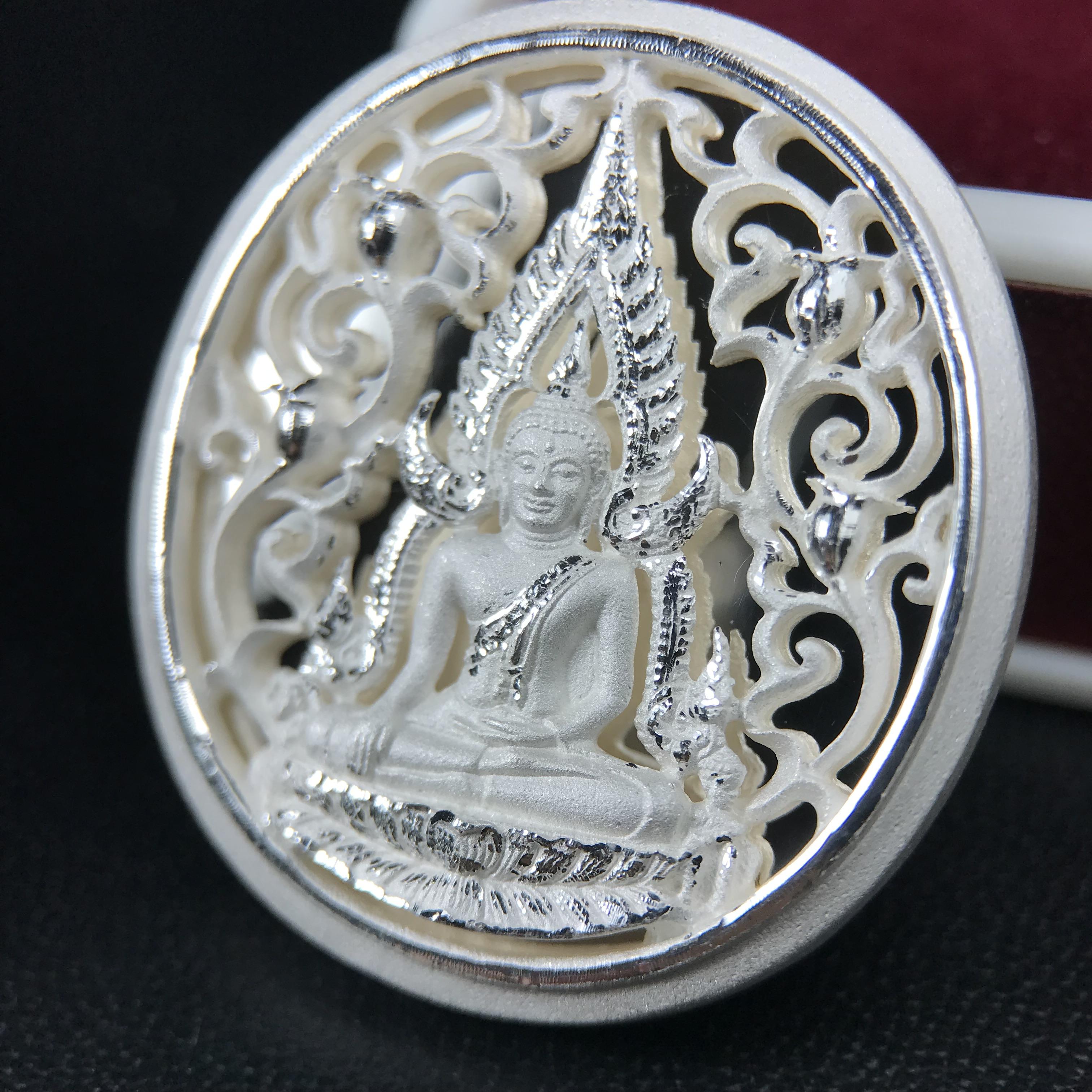 พระพุทธชินราช รุ่น ประวัติศาสตร์ มูลนิธิเพื่อตำรวจไทยจัดสร้าง ปี 2562 เนื้อเงินขัดเงา พิมพ์เหรียญรูปไข่ฉลุลายไทย พิมพ์ใหญ่ พระพุทธชินราช แบบจิวเวอร์รี่ (ขนาดสูง 2.9 ซม.) (สภาพ สวย ซีนซองเดิม กล่องบรรจุเดิมครบสมบูรณ์)