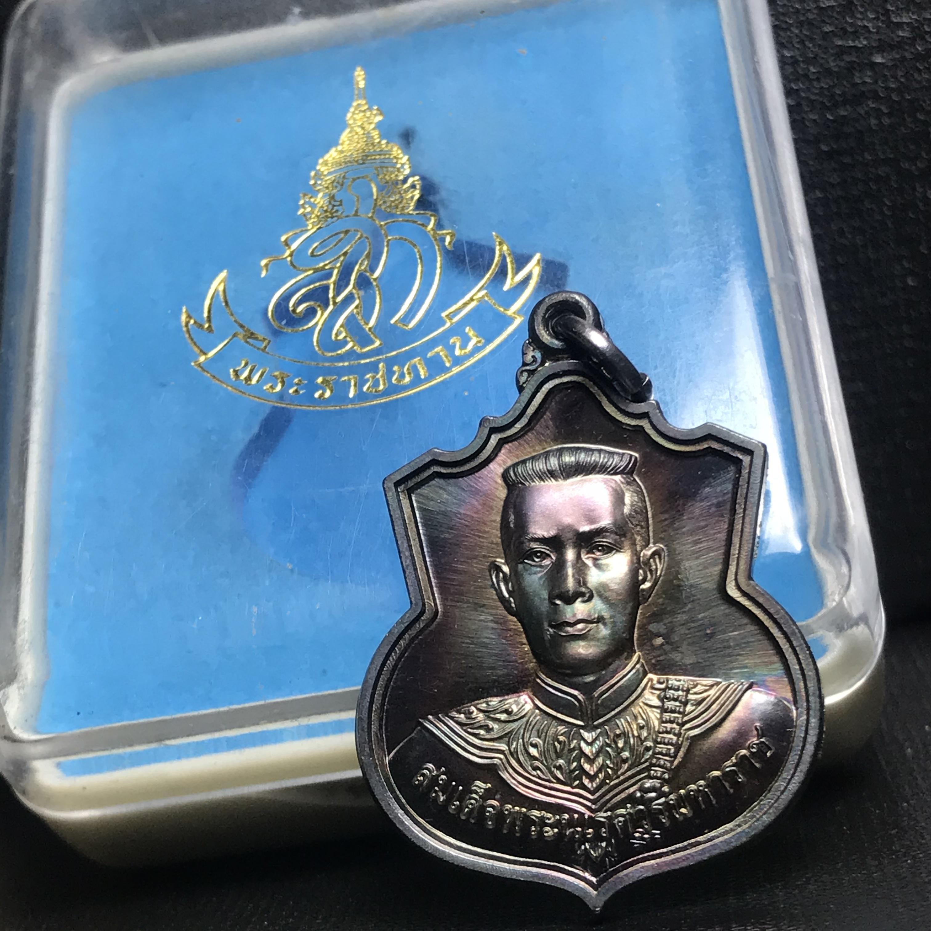 เหรียญสมเด็จพระนเรศวรมหาราช(พระองค์ดำ) รุ่นสู้ หลัง สก. ปี2548 พิธีใหญ่ เนื้อเงิน(ผิวเดิม กลับดำ ขึ้นสีรุ้งธรรมชาติ)สวยมาก