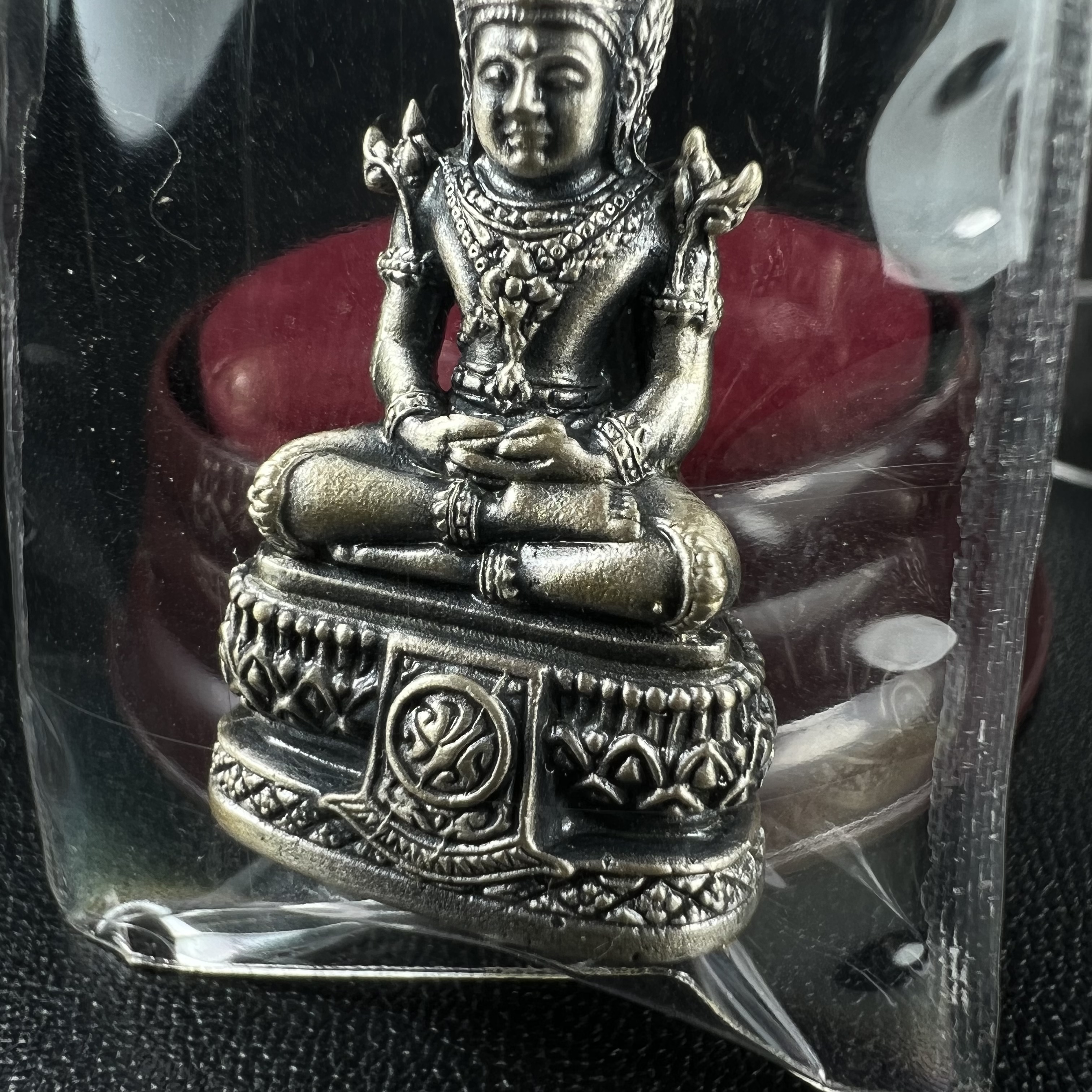 พระแก้วมรกต ภปร.(รุ่นแรก) ปี2545 รุ่นฉลองกรุงรัตนโกสินทร์ครบ 220 ปี พิมพ์ลอยองค์ใหญ่ เนื้ออัลปาก้า ชุบเงินลงดำ ขนาด 19*35 มม. พร้อมครอบตั้งโชว์เดิม องค์พระซีนซองเดิม สวยครบสมบูรณ์