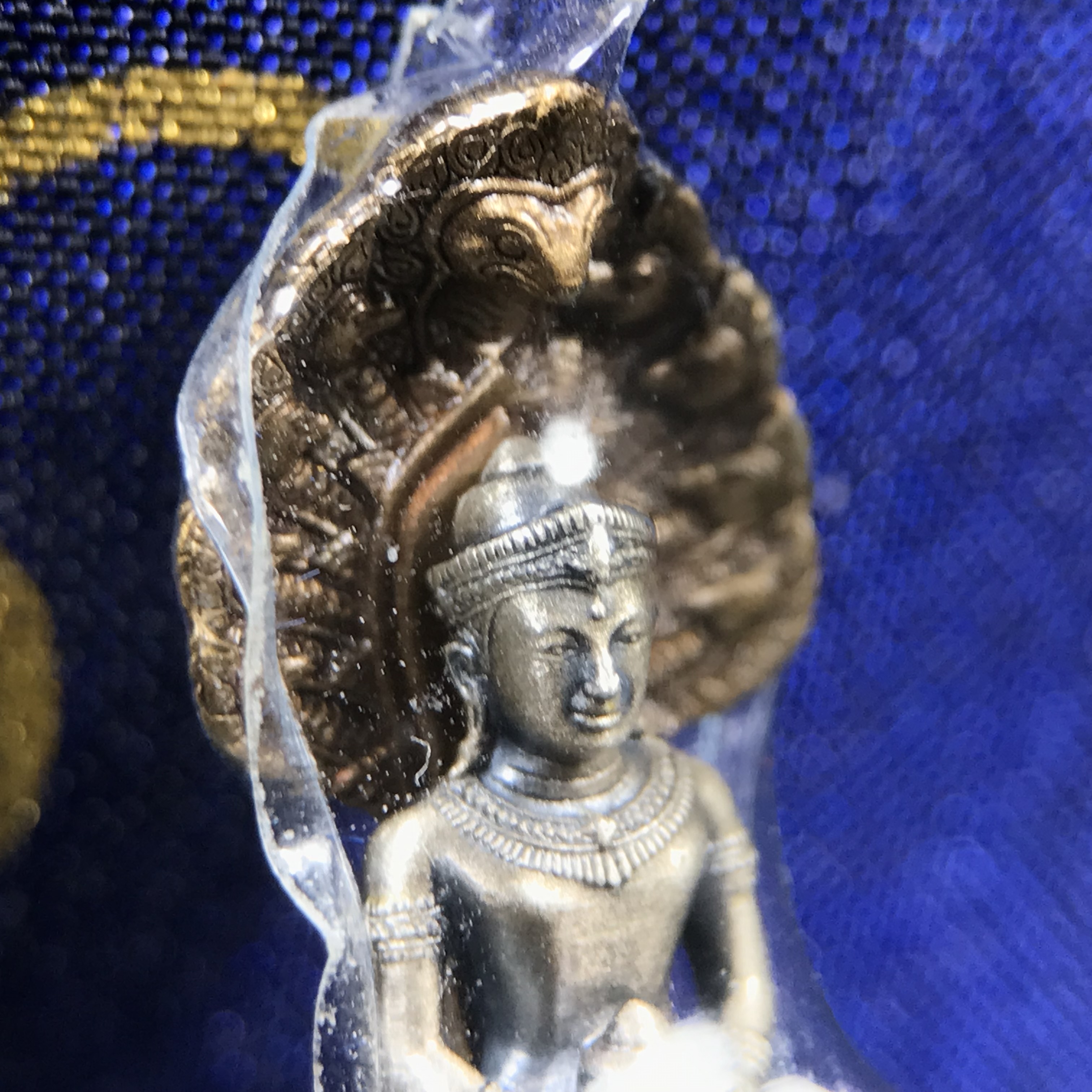 พระพุทธสิรินาคเภษัชยคุรุจุฬาภรณ์ ที่ระลึกโรงพยาบาลจุฬาภรณ์ พระกริ่งเงินฐานบรอนซ์ ขนาดความสูง 2.7 เซนติเมตร สภาพสวย ซีนซองกล่องบรรจุเดิมครบ องค์หมายเลข ๑๗๙๗