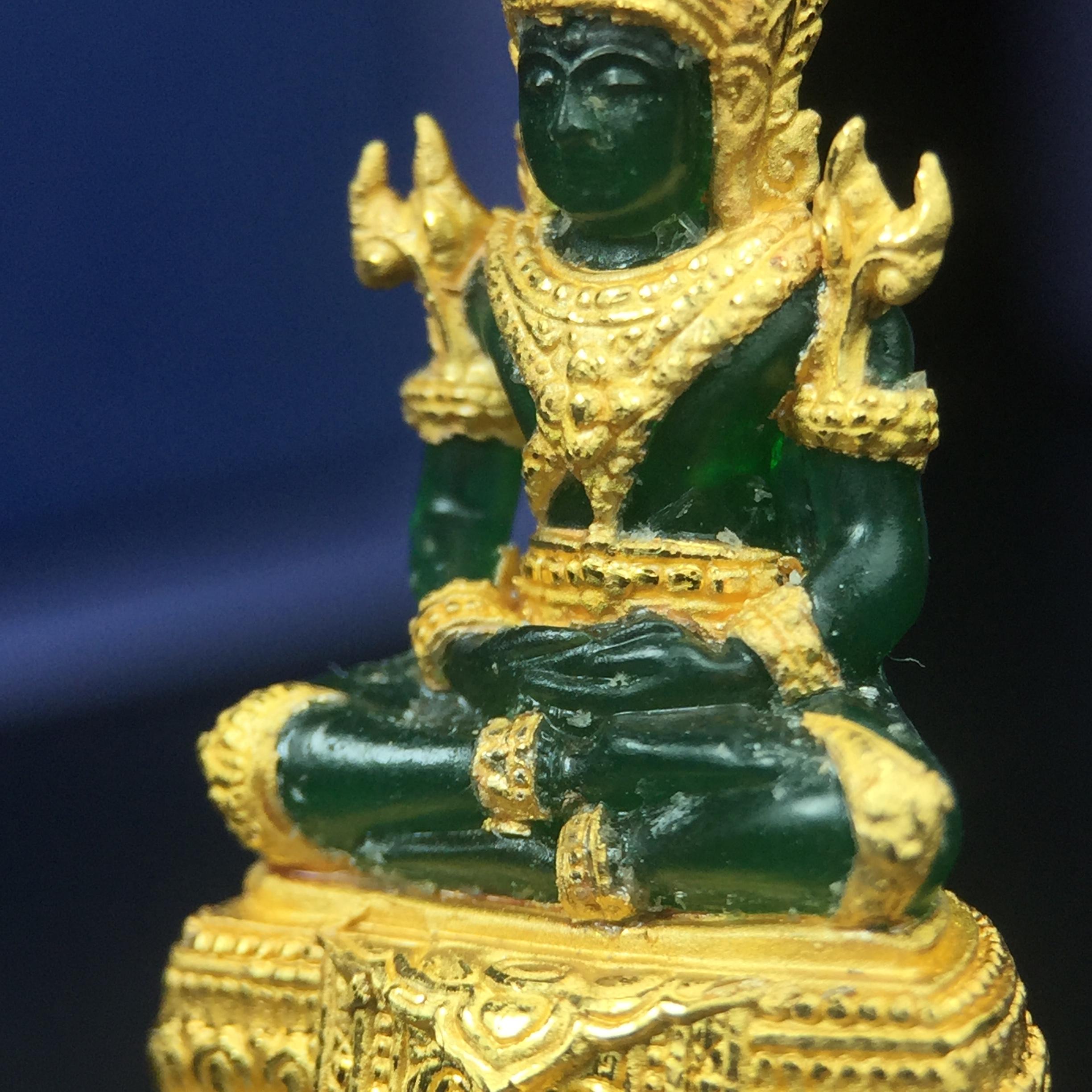 พระแก้วมรกต ภปร. จัดสร้างโดย รพ.ภูมิพลฯ ปี2547 ลอยองค์ขนาดหน้าตัก 1/2 นิ้ว เนื้อเรซิ่นหุ้มทองคำ99.99 งดงามทรงคุณค่าอีกหนึ่งรุ่นยอดนิยม หายาก