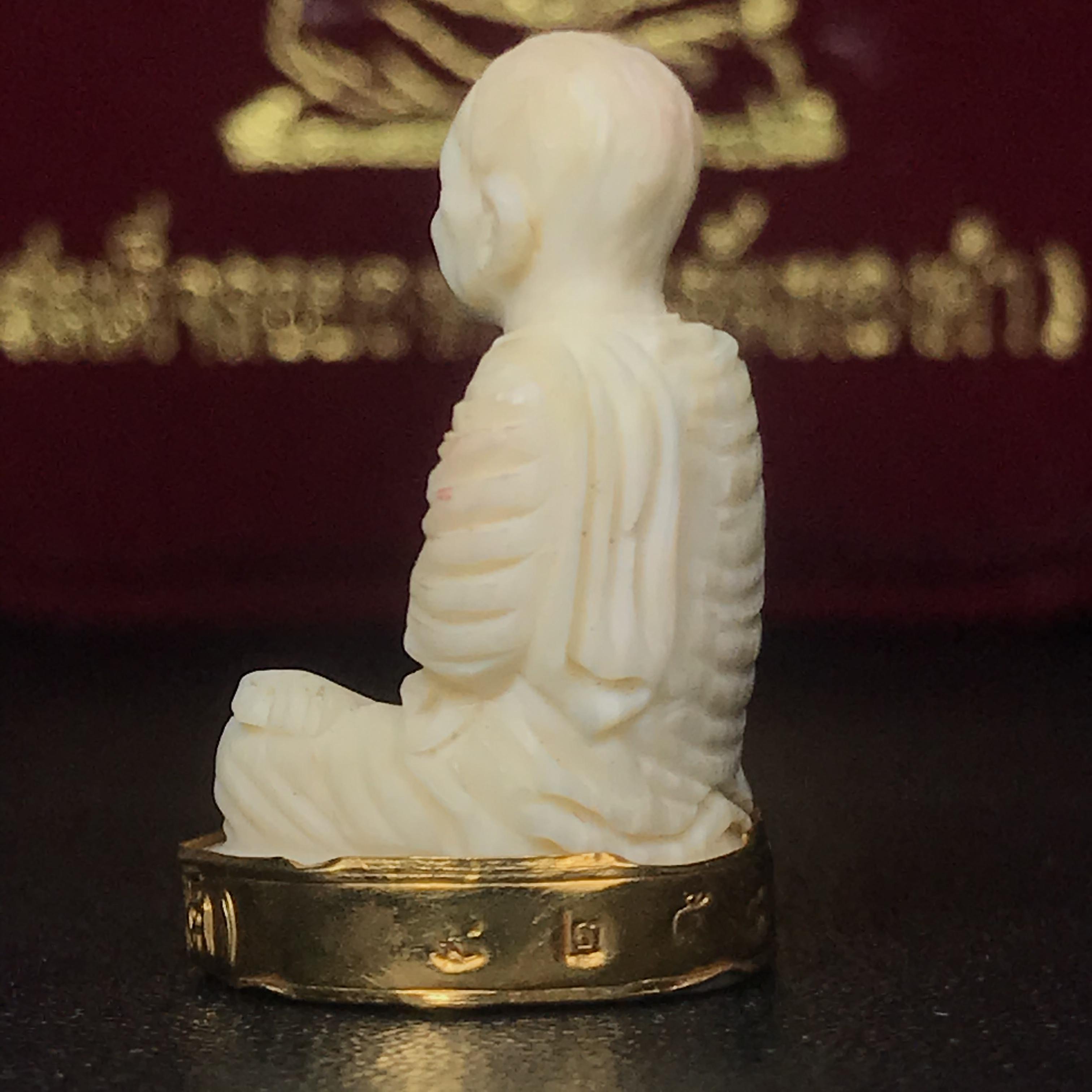 สมเด็จพระพุฒาจารย์ (โต พรหมรังสี) รุ่นคชสารหมื่นปี พ.ศ.2542 พิมพ์ลอยองค์(ฐานหุ้มทองคำ) ตอกโค๊ตและหมายเลข2589 สภาพสวยสมบูรณ์กล่องบรรจุเดิมครบ หายาก(1ใน 9999 องค์)