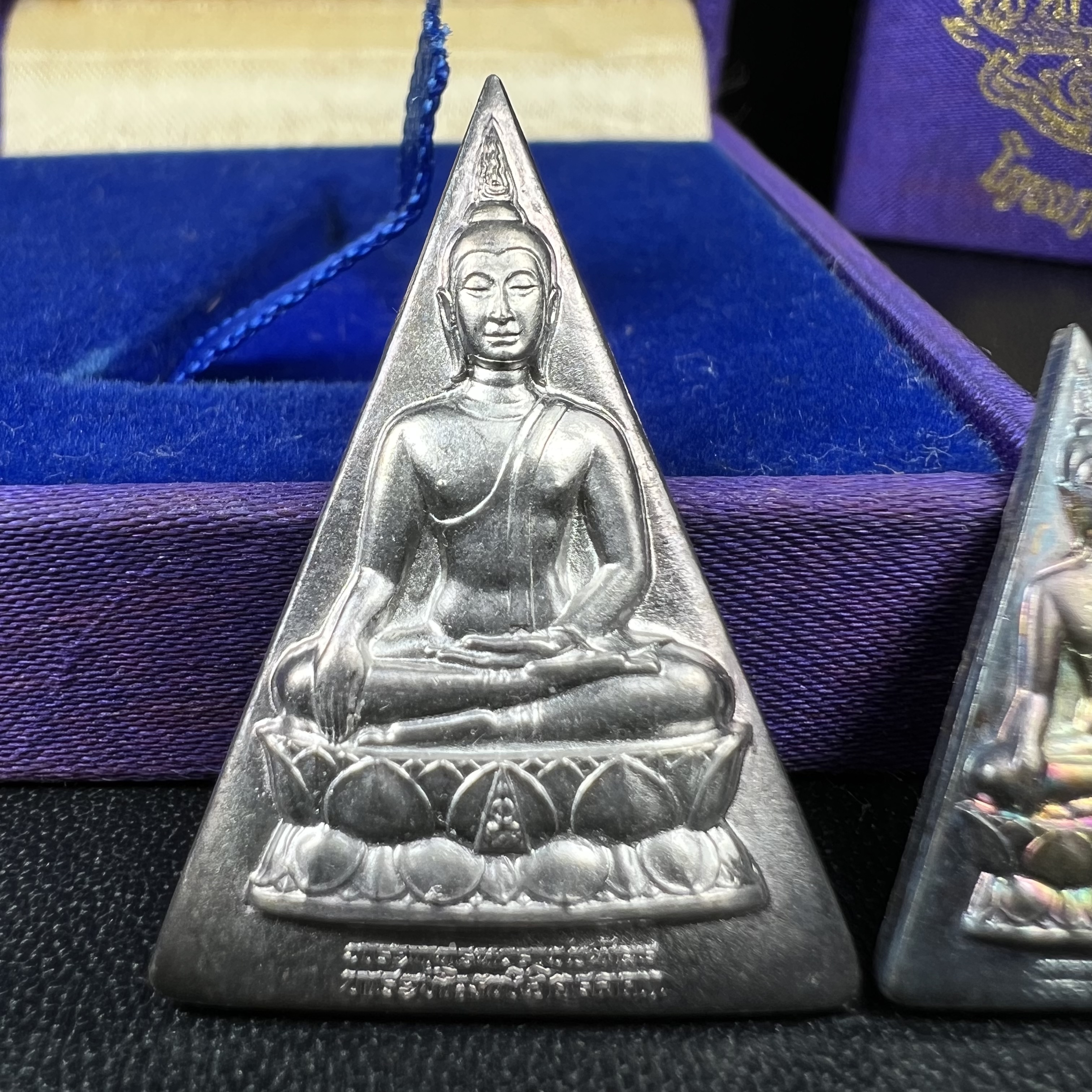 พระพุทธนวราชบพิตร พระพิมพ์จิตรลดา โครงการหลวง ปี2539 (พิมพ์ใหญ่+พิมพ์เล็ก) เนื้อเงินผิวเดิมขึ้นสีรุ่ง สวย แบบนิยมพร้อมกล่องบรรจุเดิม พิธีใหญ่ ปลุกเสกวัดพระแก้ว(1ชุด 2 องค์)