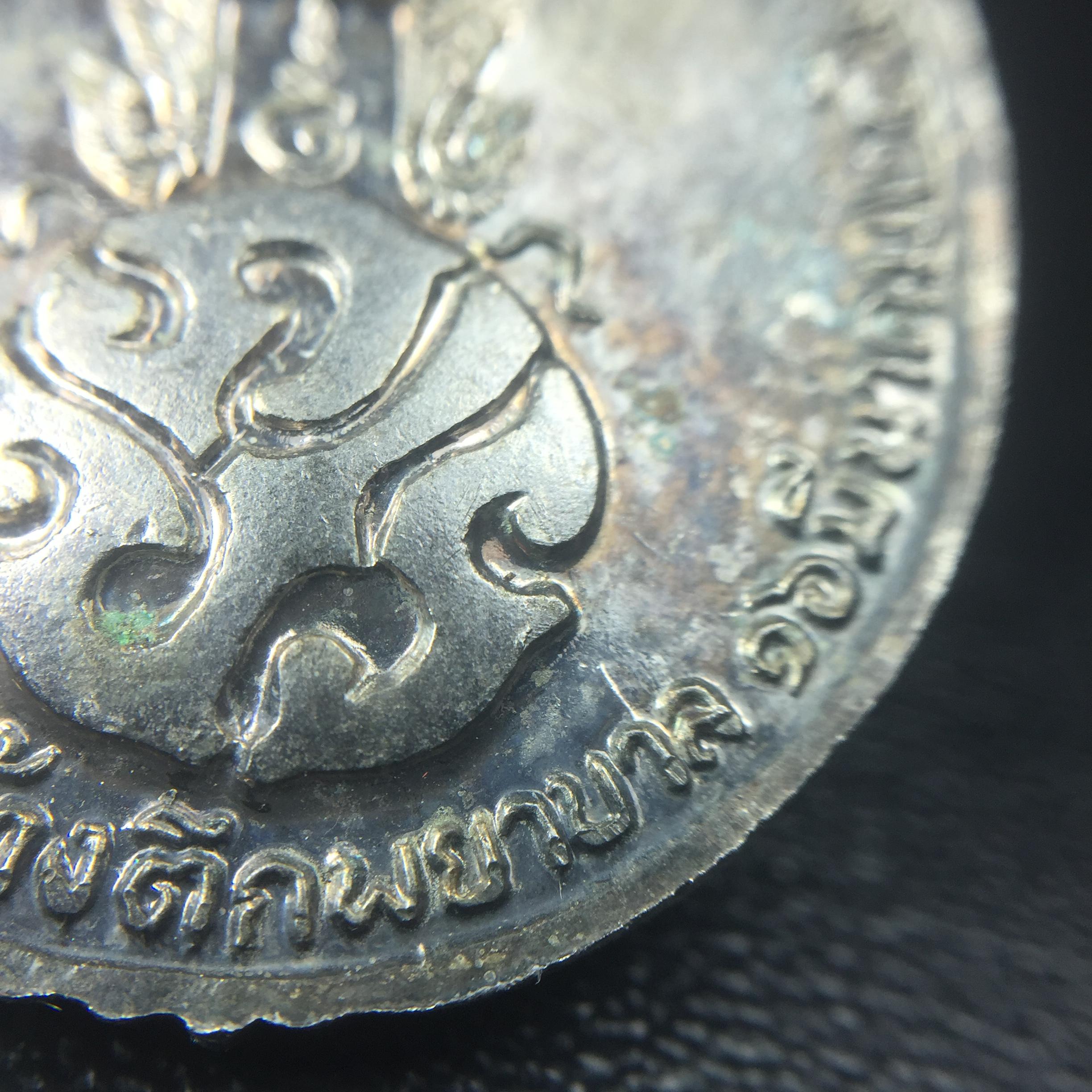 หลวงปู่แหวน วัดดอยแม่ปั๋ง รุ่นสร้างตึกโรงพยาบาล ปี 2521 หลัง ภปร.(ใหญ่) เนื้อกะไหล่เงิน(คัดสวยสภาพผิวเดิมสวยครบสมบูรณ์)