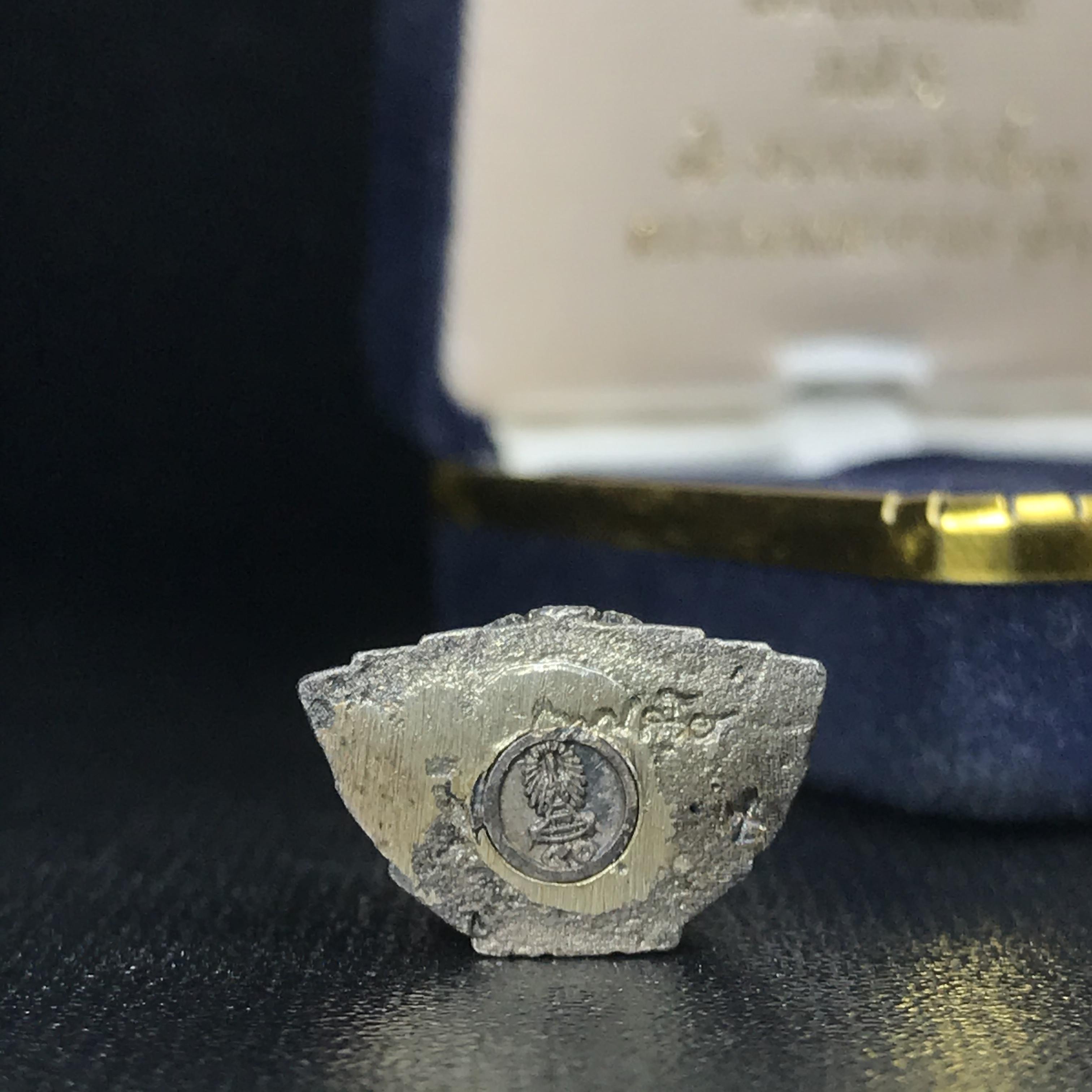 พระกริ่งพระพุทธชินสีห์ ภปร ทันโตเสฏโฐ ปี 2533 เนื้อเงิน (วัตถุมงคลหนึ่งเดียวที่บรรจุพระทนต์(ฟัน)ในหลวงรัชกาลที่9 พระราชทานให้จัดสร้าง)(1ใน1999องค์)