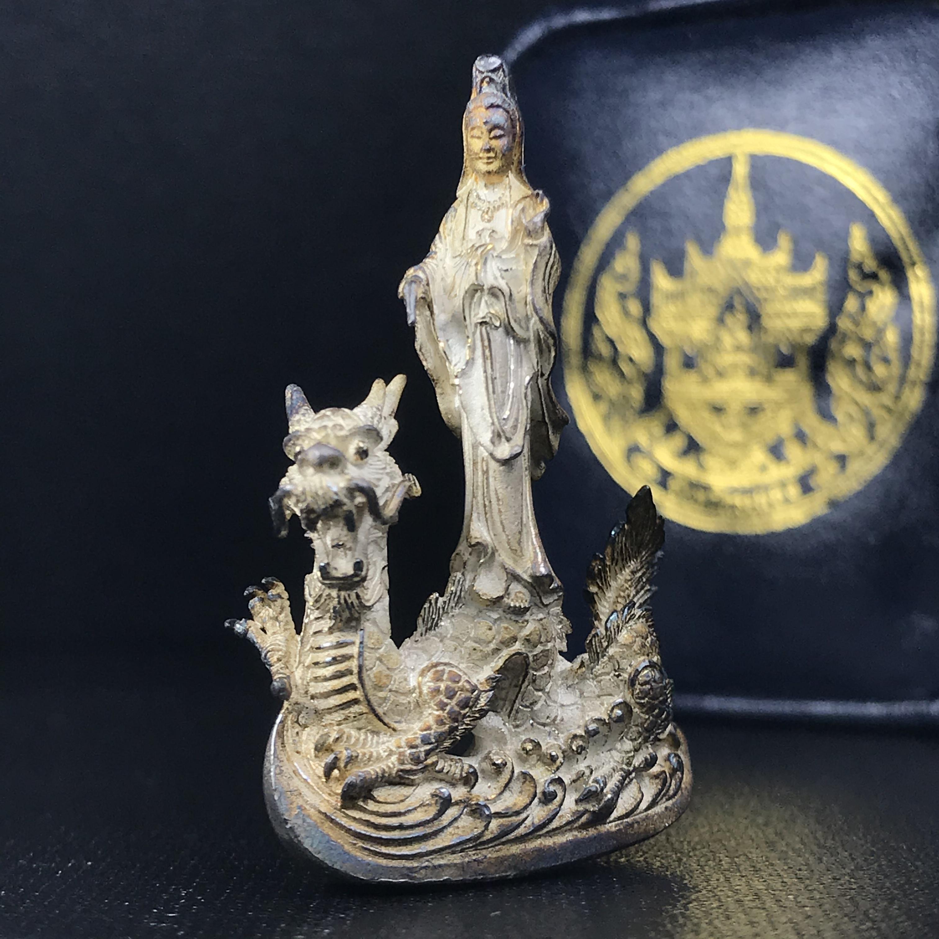 รูปหล่อลอยองค์พระโพธิสัตว์กวนอิม ทรงประทับมังกร จ.ระนอง เนื้อเงิน พิมพ์ใหญ่(สภาพผิวเดิม ขึ้นสีรุ้งธรรมชาติ แบบนิยม) เฉลิมฉลองในวโรกาสที่พระบาทสมเด็จพระเจ้าอยู่หัวทรงครองสิริราชสมบัติครบ 50 ปี จ.ระนอง พ.ศ.2539