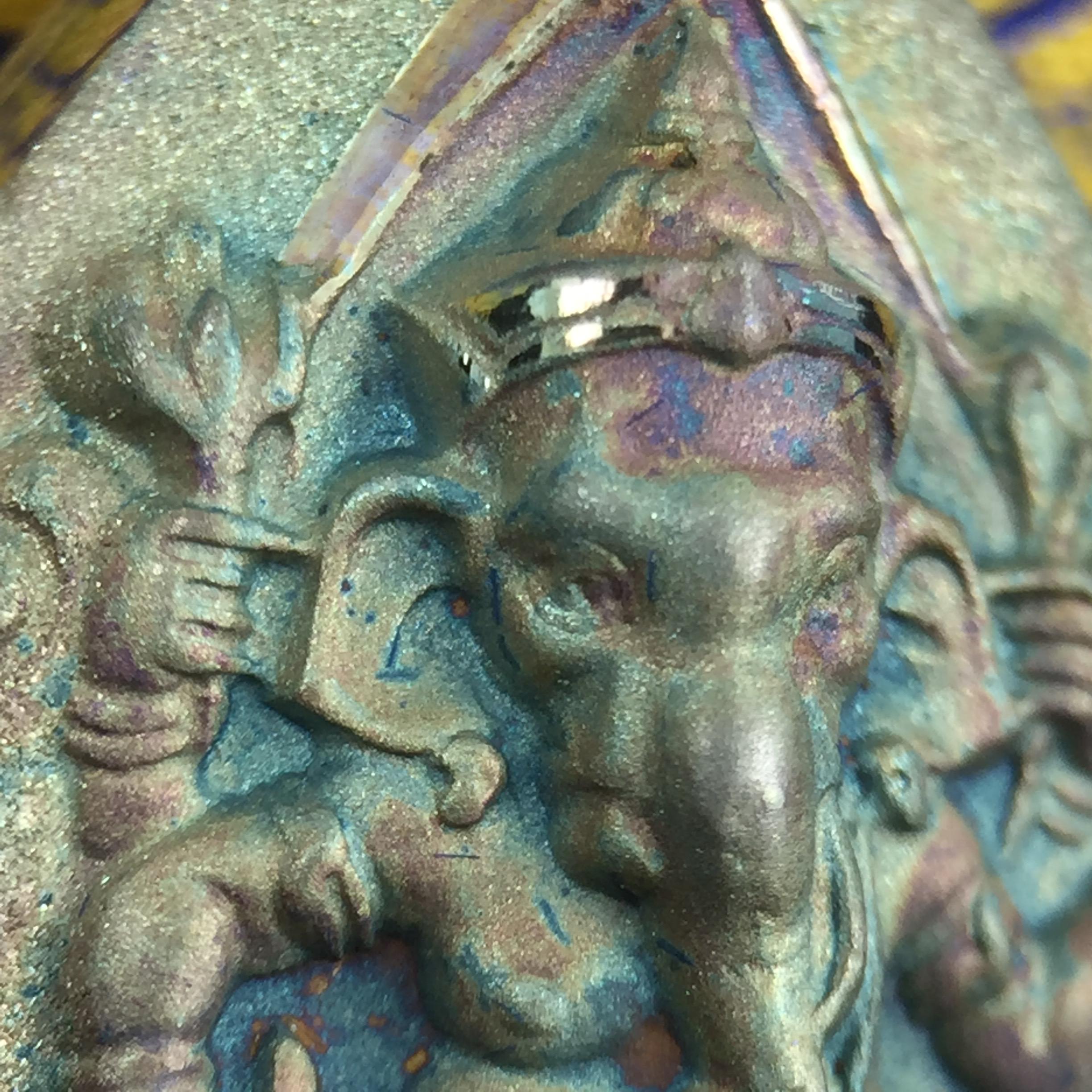 เหรียญพระพิฆเนศวร ญสส. ชุดกาญจนาภิเษกครองราชย์ 50 ปี พุทธศักราช 2538 พิมพ์ใหญ่(2.9 ซม.) เนื้อเงินผิวเดิมกลับดำขึ้นสีรุ้งเข้มขลังงดงามธรรมชาติสร้างสรรค์ สภาพสวยเดิมพร้อมกล่องบรรจุเดิม ตอกโค๊ดหมายเลขกำกับ(1ใน 5539องค์)