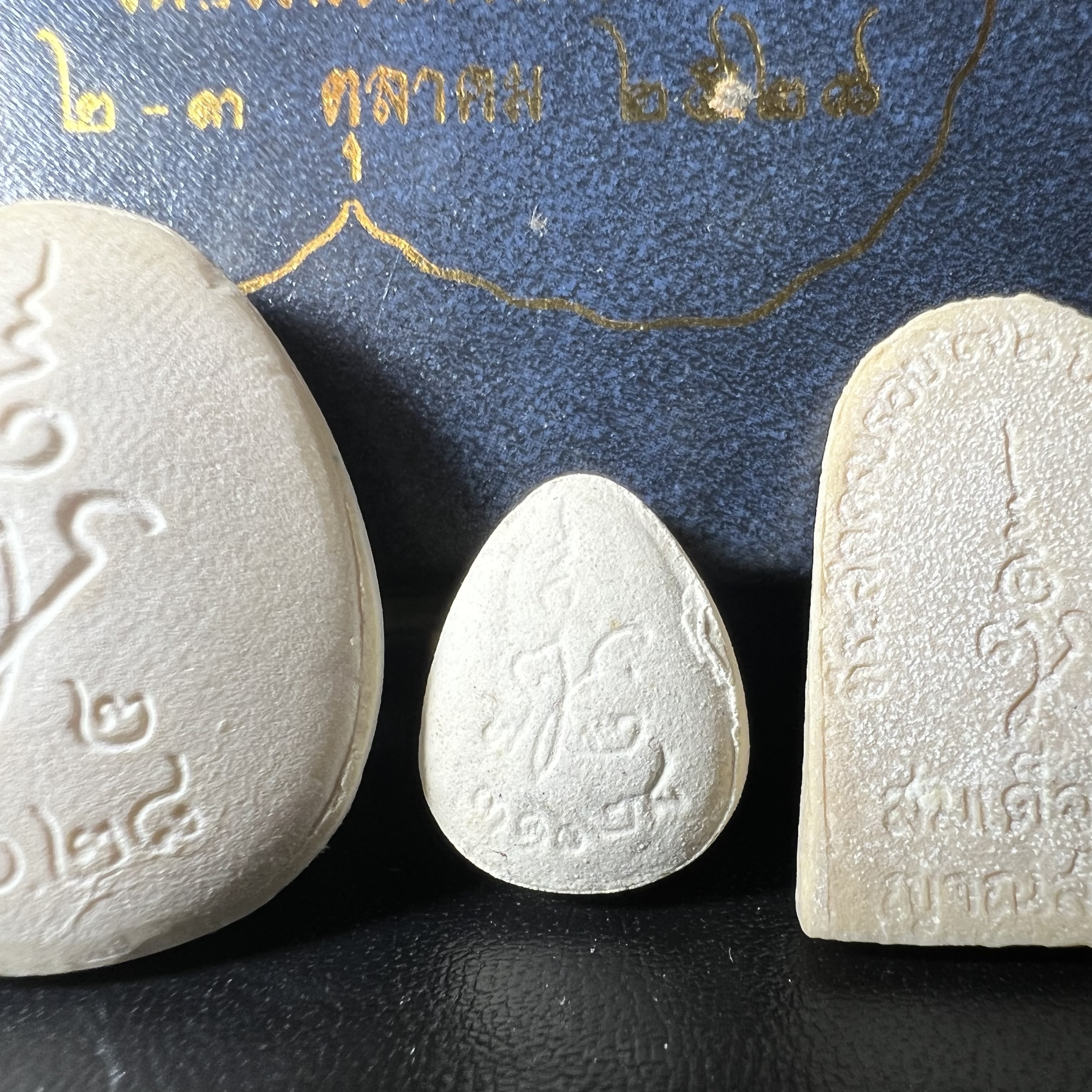 พระปิดตา รุ่นแรก ชุดกรรมการ ชุดมงคลการบำเพ็ญกุศลอายุครบ 6 รอบ(72 พรรษา) สมเด็จพระญาณสังวร วัดบวรนิเวศวิหาร วันที่ 2-3 ตุลาคม 2528 (1ชุดประกอบด้วยพระเนื้อผง 4 รายการ)ชุดกรรมการพร้อมกล่องบรรจุเดิมครบสมบูรณ์(หายาก)