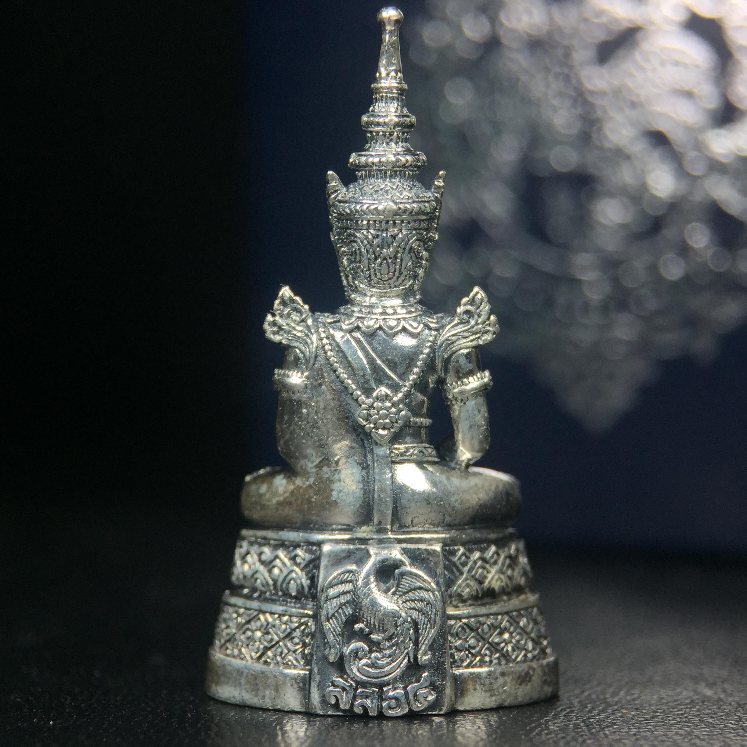 พระแก้วมรกต กรมสรรพสามิตจัดสร้างขึ้นเนื่องในโอกาสครบรอบ 64 ปีของกรมสรรพสามิต และเนื่องในวโรกาสที่พระบาทสมเด็จพระเจ้าอยู่หัวทรงครองราชย์ครบ 50 ปีในปีกาญจนาภิเษก เมื่อ พ.ศ.2539 เนื้อเงินรมดำขัดเงาพร้อมกล่องบรรจุเดิม