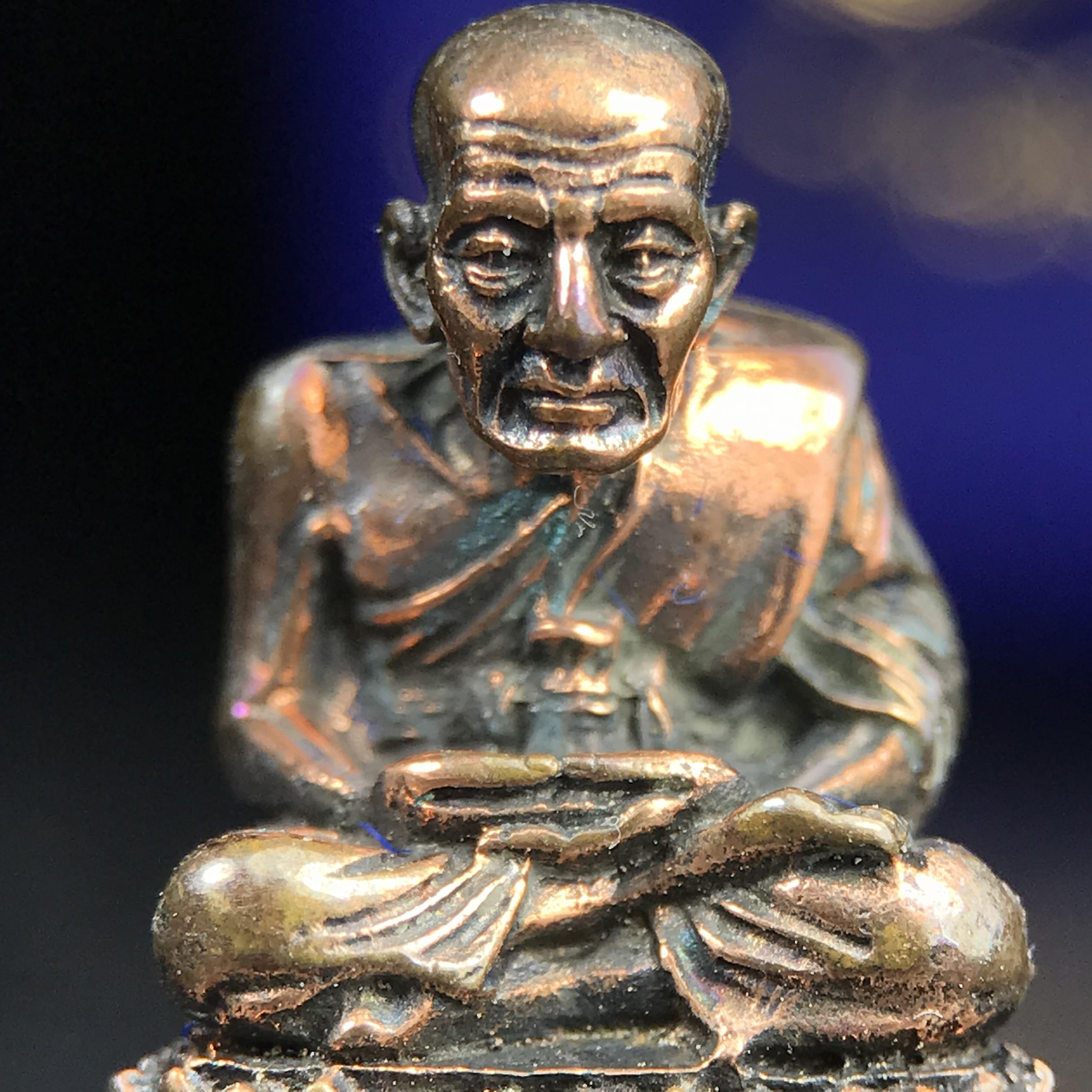 รูปเหมือนหล่อลอยองค์หลวงปู่ทวด รุ่น 111ปี กระทรวงกลาโหม เนื้อนวโลหะรมดำ-ปัดเงา ปี2540 พิธีใหญ่ เข้มขลัง นิยม พร้อมกล่องบรรจุเดิม(คัดสภาพสวยผิวเทพๆผิวรุ้งๆ)ทั้งพิธีทั้งพุทธศิลป์ทรงคุณค่าอีกหนึ่งรุ่นยอดนิยม