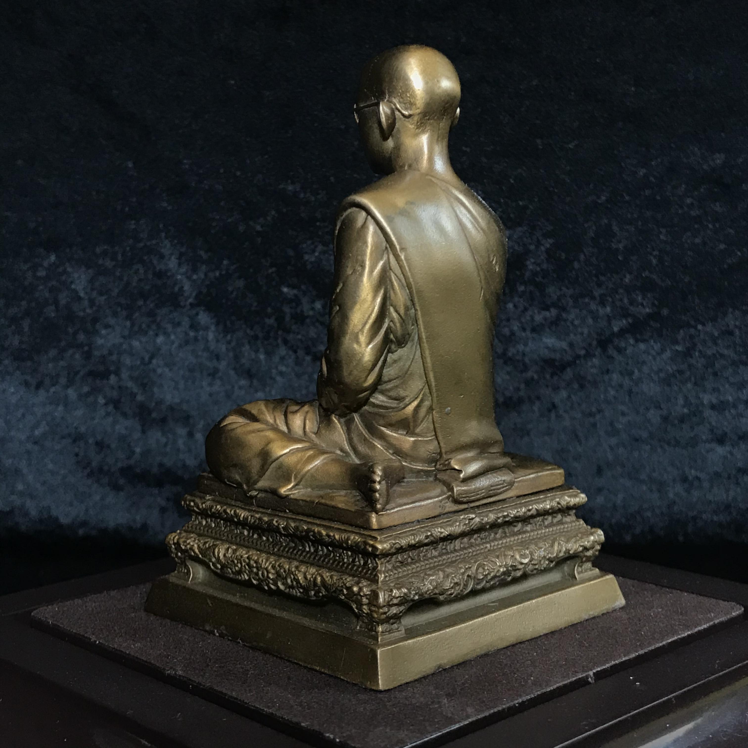พระบรมรูปพระบาทสมเด็จพระเจ้าอยู่หัวรัชกาลที่9 ทรงผนวช(หน้าตัก2นิ้ว) เนื่องในโอกาสมหามงคลเฉลิมพระชนมพรรษา 7 รอบ 84 พรรษา 5 ธันวาคม 2554 (ใต้ฐานบรรจุผงจิตรลดามหามงคล และเส้นพระเจ้า ร.9)(คัดสภาพสวย แบบนิยม พร้อมครอบเดิม)(หายาก)