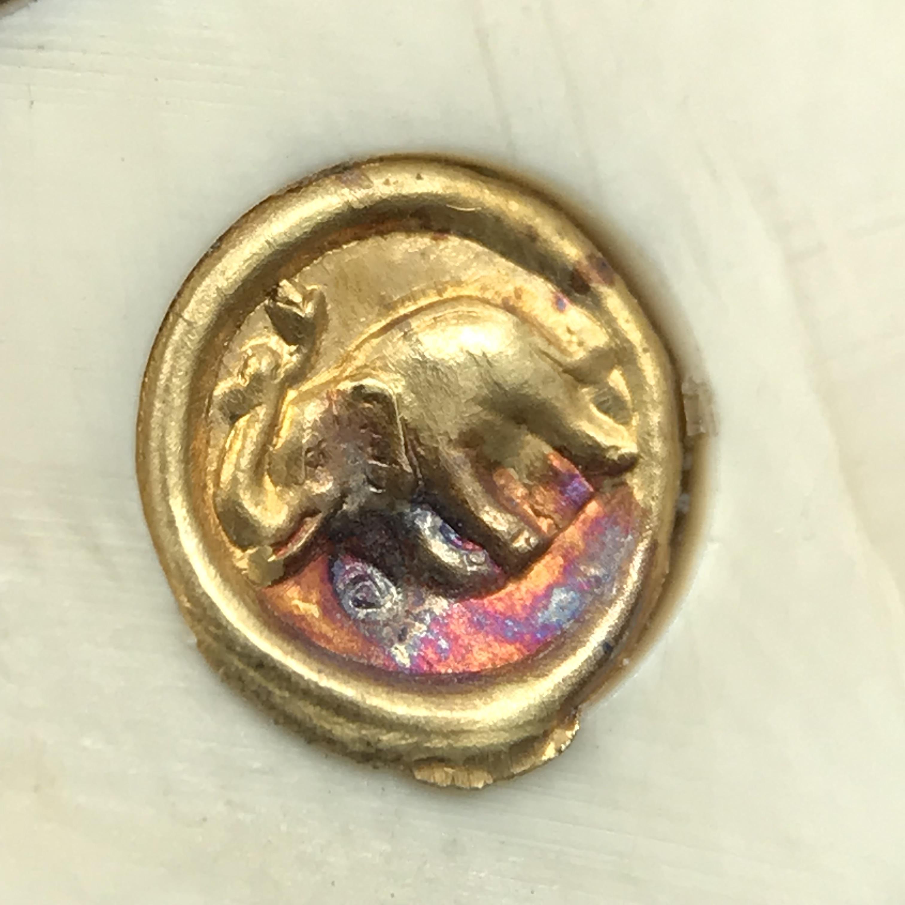 สมเด็จหลวงพ่อทวด รุ่นคชสารหมื่นปี (ศิลปาชีพ) วัดช้างให้ ปี 2541โดยมีท่าน อ.นอง วัดทรายขาว เป็นเจ้าพิธี และมีเกจิร่วมปลุกเสก 108 รูป บรรจุผงว่านเก่าและดินกากยายักษ์(พิมพ์ลอยองค์ฐานทองคำโค๊ตทองคำ)พร้อมกล่องบรรจุครบ นิยมหายาก**ผิวสวยงานแกะพุทธศิลป์สวยงดงาม**