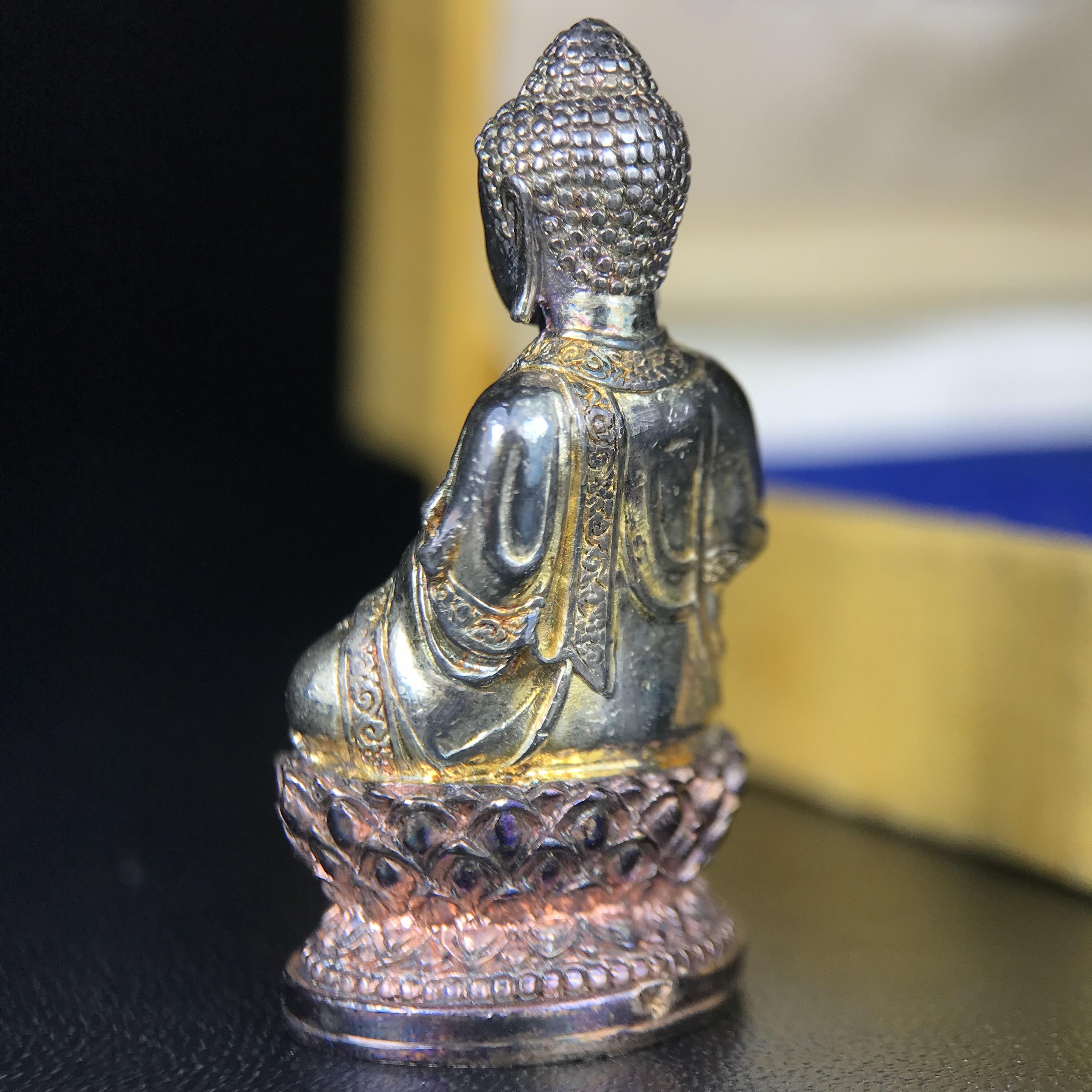 พระกริ่งจีน "ต้าเยิ่นถะ" ชุดกาญจนาภิเษกครองราชย์ 50 ปี วัดบวรนิเวศวิหาร ปี 2538 เนื้อเงินสามกษัตริย์ 99.99% สูง 3.8 ซม. (สภาพผิวสวยเดิมติดรุ้งๆ พิธีใหญ่ พุทธศิลป์งดงาม) สภาพสวยเดิมพร้อมกล่องบรรจุเดิม ***ตอกโค๊ดหมายเลข ๖๒๙๒***