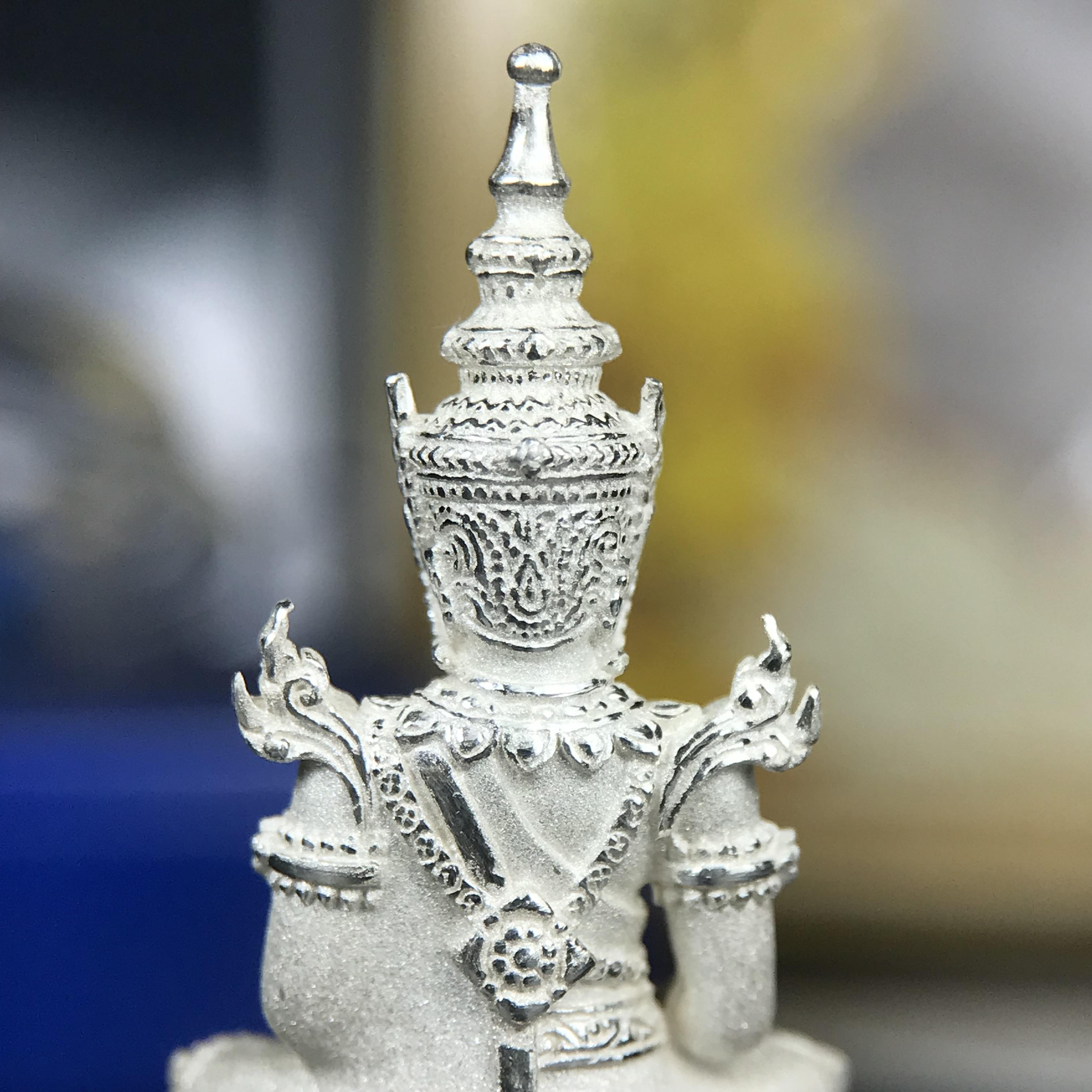 พระแก้วมรกต ทรงเครื่องฤดูร้อน พระราชทานประดิษฐานตราสัญลักษณ์ฉลองสิริราชสมบัติ ครบ 60 ปี ในหลวงรัชกาลที่ 9 พ.ศ.2549 เนื้อเงินลอยองค์พิมพ์ใหญ่ สูง 3.6 ซม. ขนาดหน้าตัก 1/2 นิ้ว (พิธีใหญ่มหาพุทธาภิเษก ณ พระอุโบสถวัดพระแก้ว เกจิอาจารย์ ทั่วประเทศ 108 รูป )