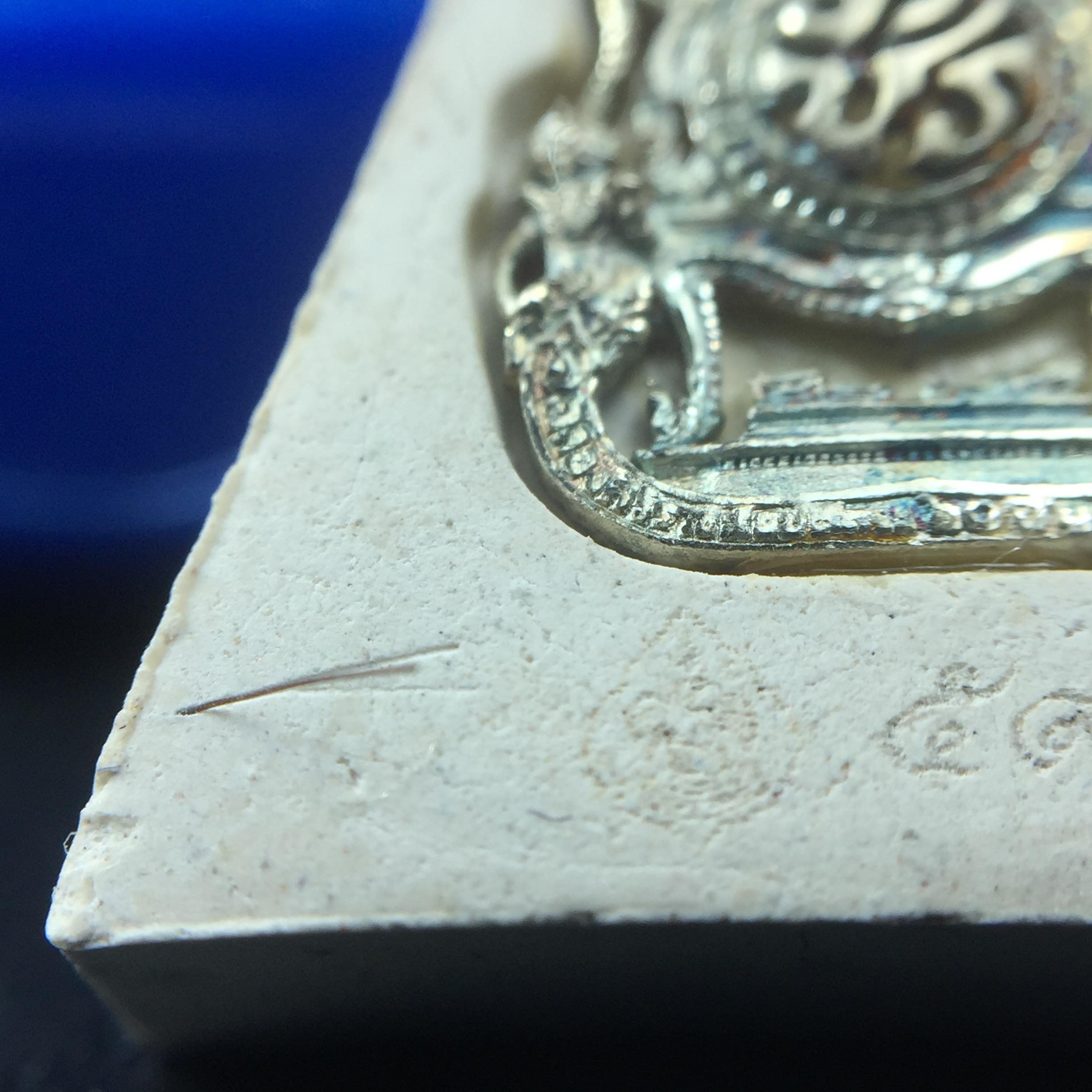 พระแก้วมรกต(จำลอง)ทรงเครื่องฤดูร้อน พระผงบูชา ด้านหน้าปิดทอง ด้านหลังตราฉลองสิริราชสมบัติครบ 60ปี เนื้อเงินขึ้นสีรุ้งธรรมชาติสร้างสรรค์งดงาม(รุ่นนี้ได้พระราชทานเส้นพระเจ้า(เส้นผม)รัชกาลที่9ในการจัดสร้าง)***องค์นี้พิเศษมองเห็นเส้นผมติดอยู่ด้านหลังชัดเจน***