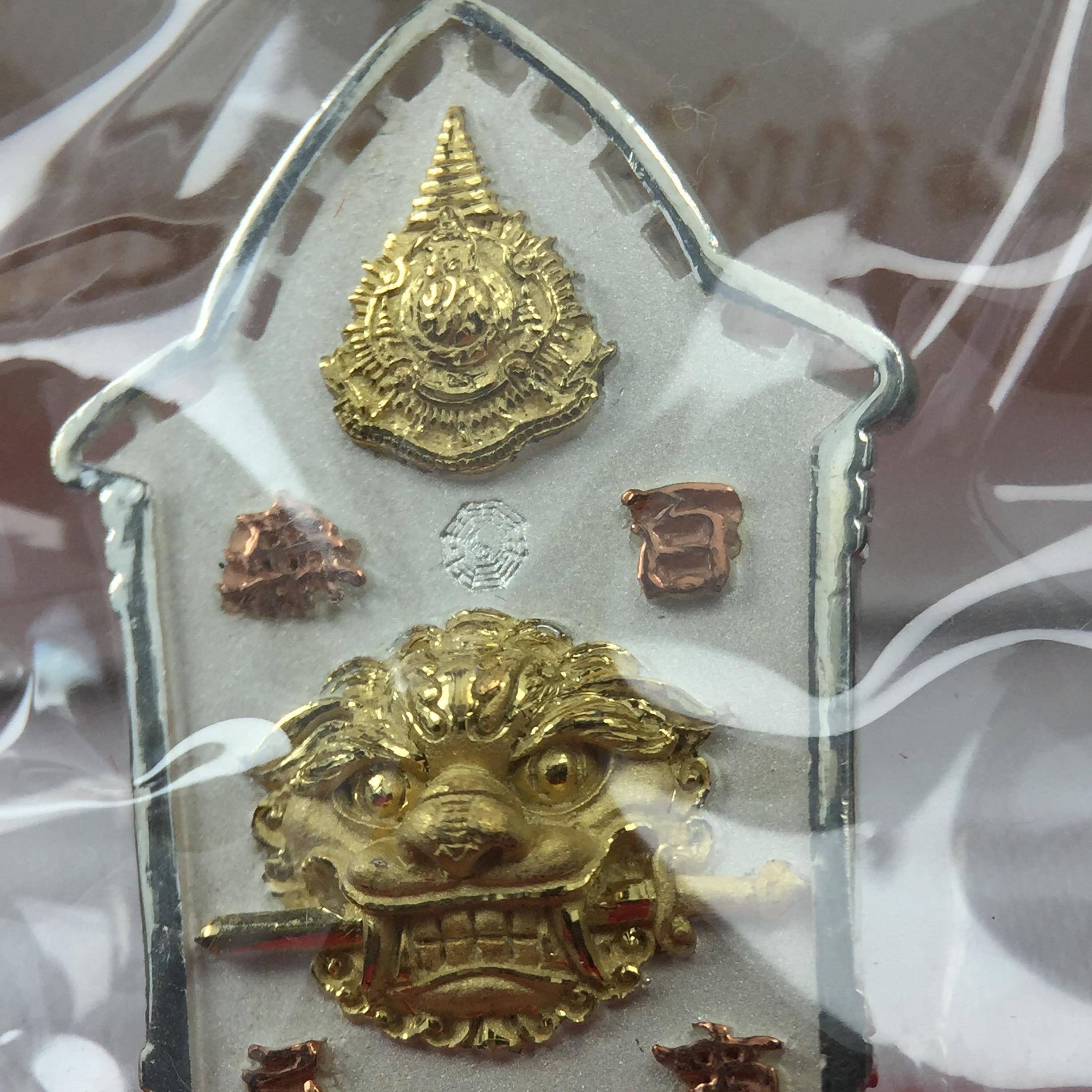 เหรียญรูปเหมือนเจ้าพ่อเสือ (ตั่วเหล่าเอี๊ย)รุ่นสองแผ่นดิน ปี 2542 หลัง ตราสัญลักษณ์ ภปร. 6รอบ 72 พรรษาในหลวงรัชกาลที่9 เสือคาบดาบ เหรียญหล่อ 3 มิติ เนื้อเงินสามกษัตริย์ พิมพ์ใหญ่ ปลุกเสก ณ วัดมังกรกมลาวาส(เล่งเน่ยยี่)สภาพสวยซีนซองเดิมกล่องครบเดิม