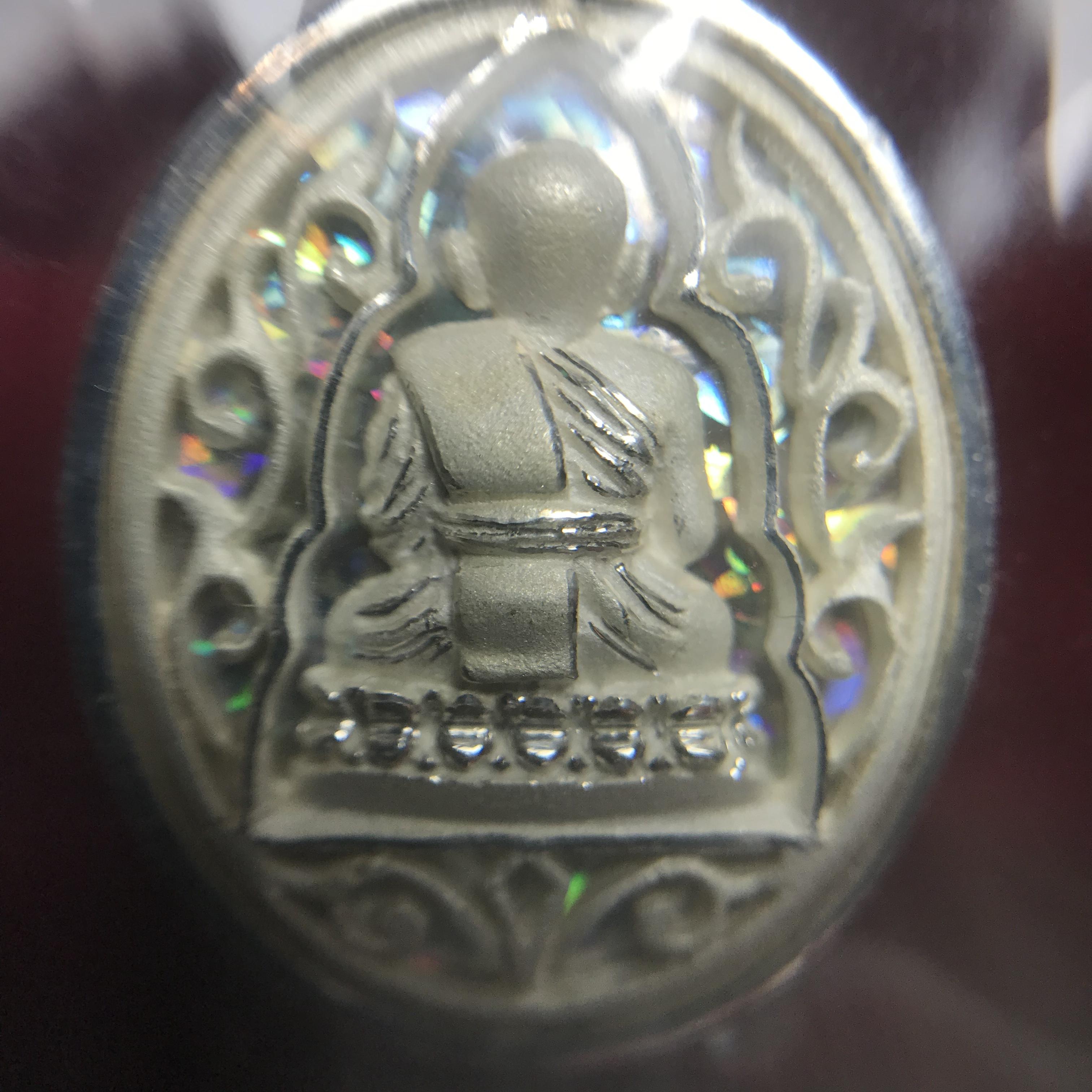 เหรียญหลวงปู่ทวด รุ่นมงคลบารมี วัดประสาทบุญญาวาส ปี 2545 เนื้อเงินพิมพ์ทรงรูปไข่(เล็ก)(2.0*1.8ซม.)ฉลุลายสวยงาม ตอกโค๊ตมีหมายเลข พร้อมกล่องบรรจุเดิม