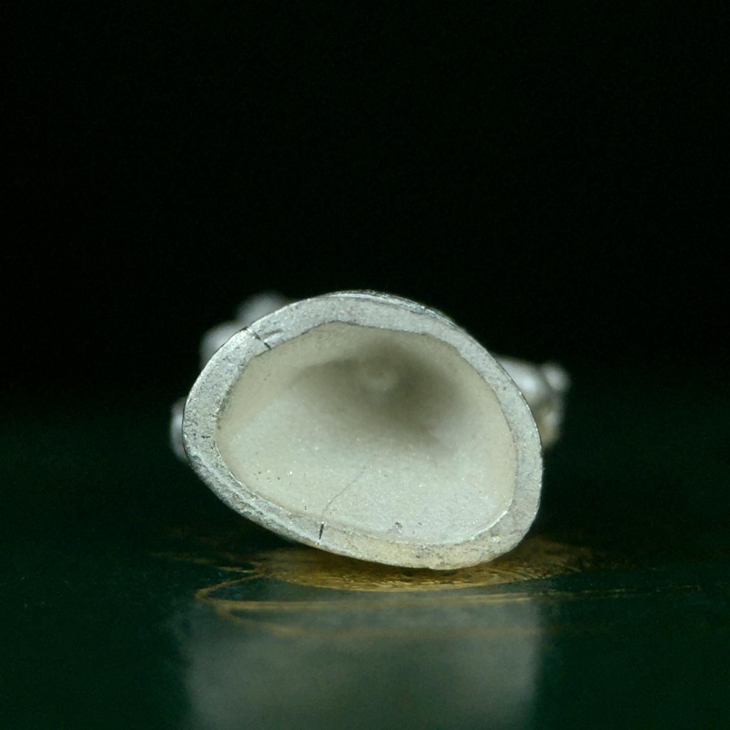 พระพิฆเนศ เทวสถานโบสถ์พราหมณ์ ปี 2539 รูปหล่อลอยองค์เนื้อเงิน 99.9% (พ่นทรายขัดเงาบางส่วน) พิมพ์เล็ก(ขนาดประมาณ 1.3 * 0.8 ซม.) พร้อมกล่องบรรจุเดิมครบ ผลิตโดย บ.แพรนด้า จิวเวลรี่(สภาพสวยเดิม พิธีใหญ่ พุทธศิลป์งดงาม)