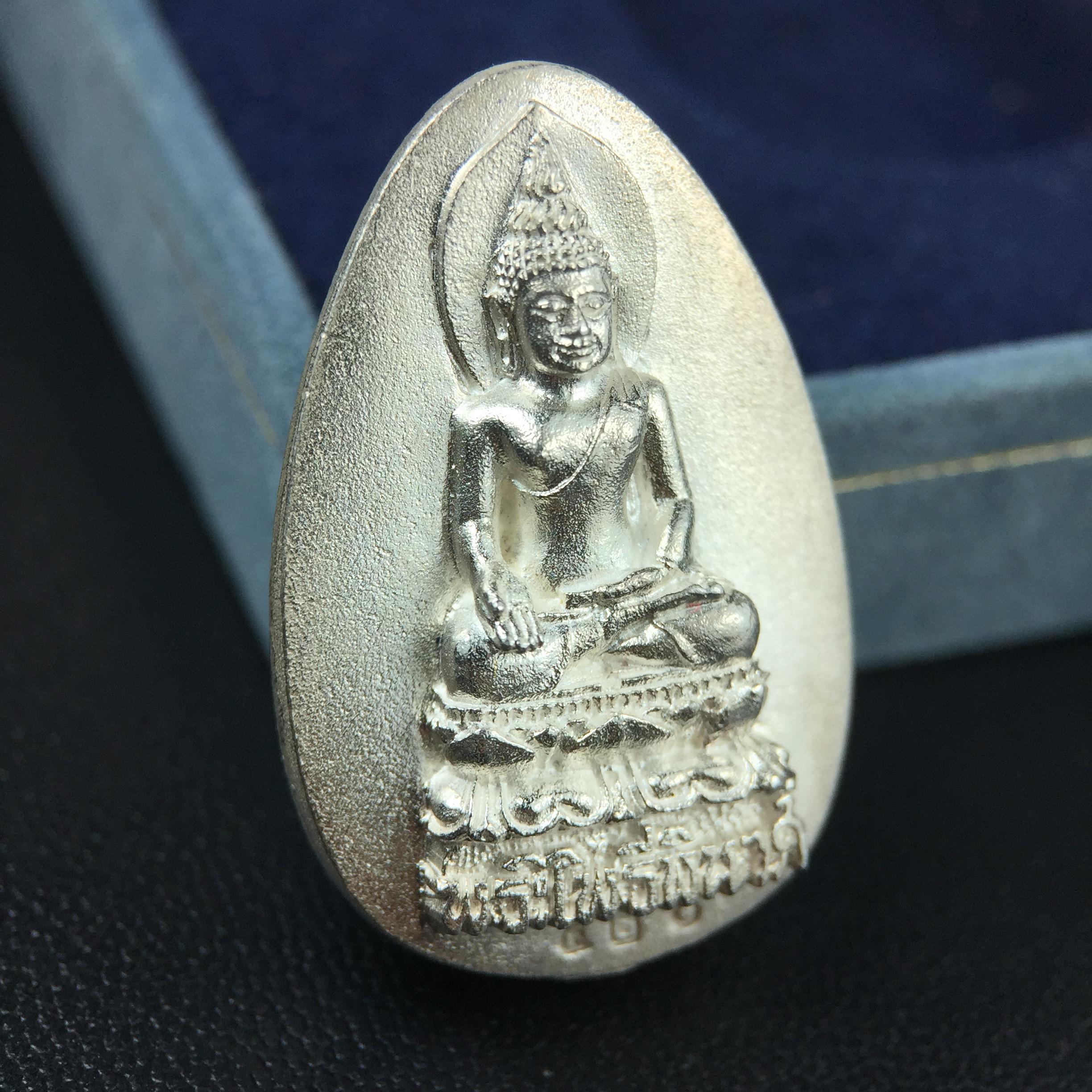 เหรียญพระไพรีพินาศตราสัญลักษณ์ หลัง สก มหามงคลเฉลิมพระชนมพรรษา 5 รอบ ครบ 60 พรรษาพระราชินีในหลวงรัชกาลที่ 9 ปี 2535 วัดบวรนิเวศวิหาร เนื้อเงิน(หมายเลข ๔๒๐)พร้อมกล่องบรรจุเดิมสวยครบ (เนื้อเงินรุ่นนี้พบเจอน้อยมาก)