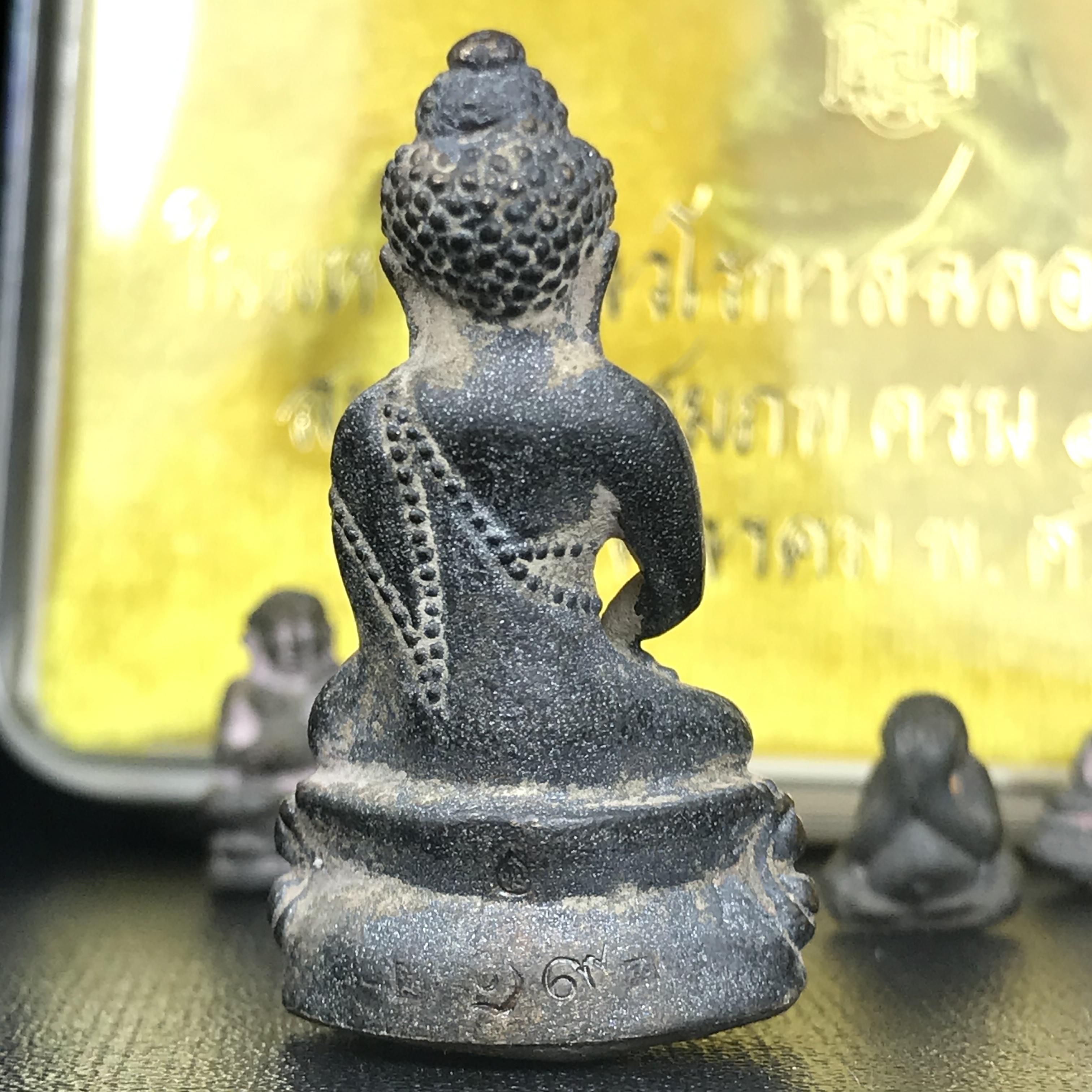 พระกริ่งชินบัญชรฉลองพระชันษา 100 ปี สมเด็จพระญาณสังวร วัดบวรนิเวศวิหาร ปี 2556 ชุดนำฤกษ์เนื้อนวโลหะแก่ทองคำ ก้นอุดผงสมเด็จพระสังฆราช (1 ใน 356 ชุด) พิธีใหญ่ มวลสารเด่น นิยมและหายากมากในปัจจุบัน